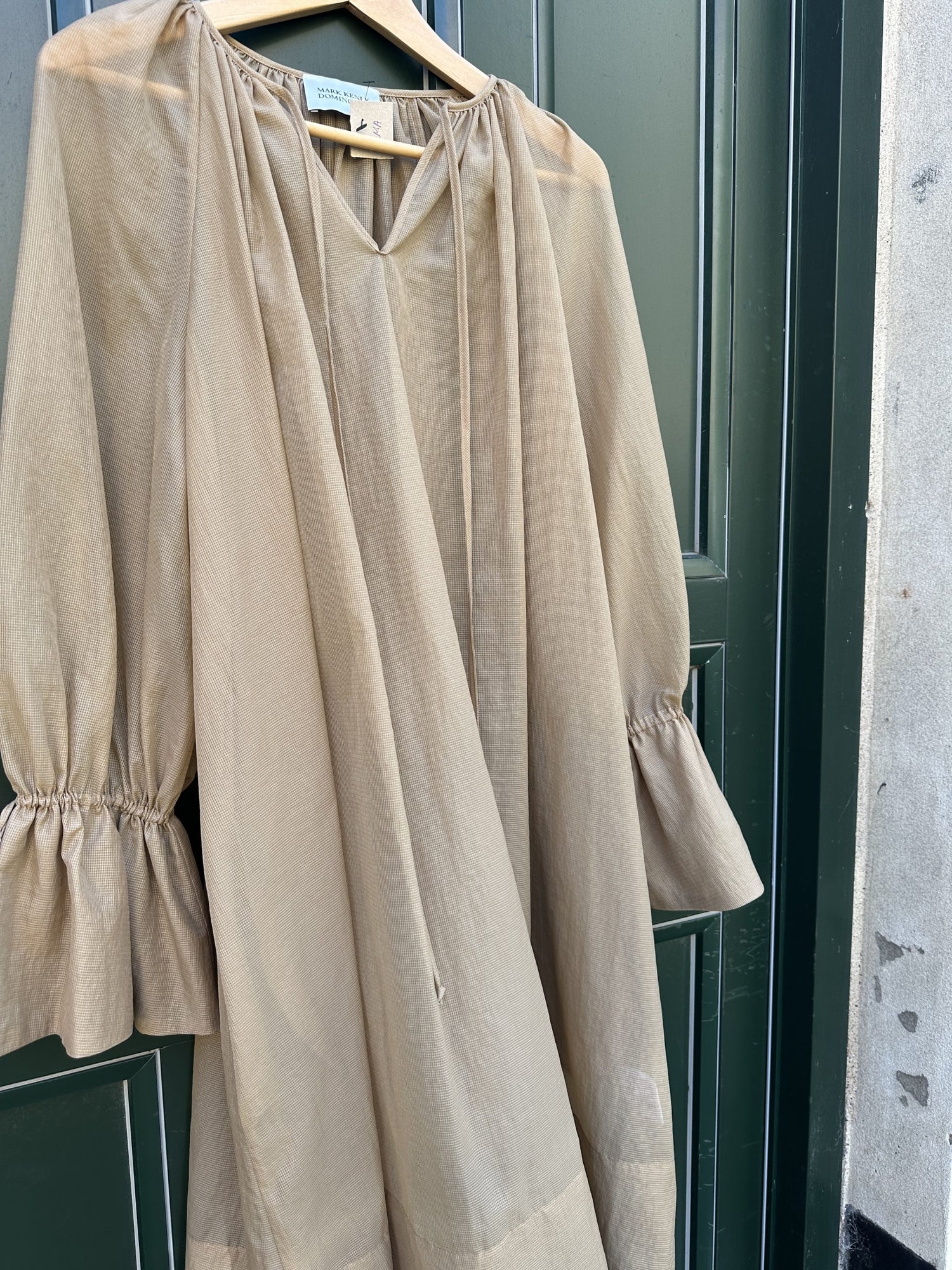 Mark Kenly Domino Tan Kjole