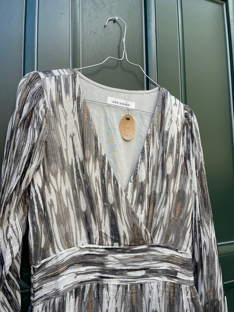 Sofie schnoor kjole grå, hvid, sølv, glimmer forfra tæt på
