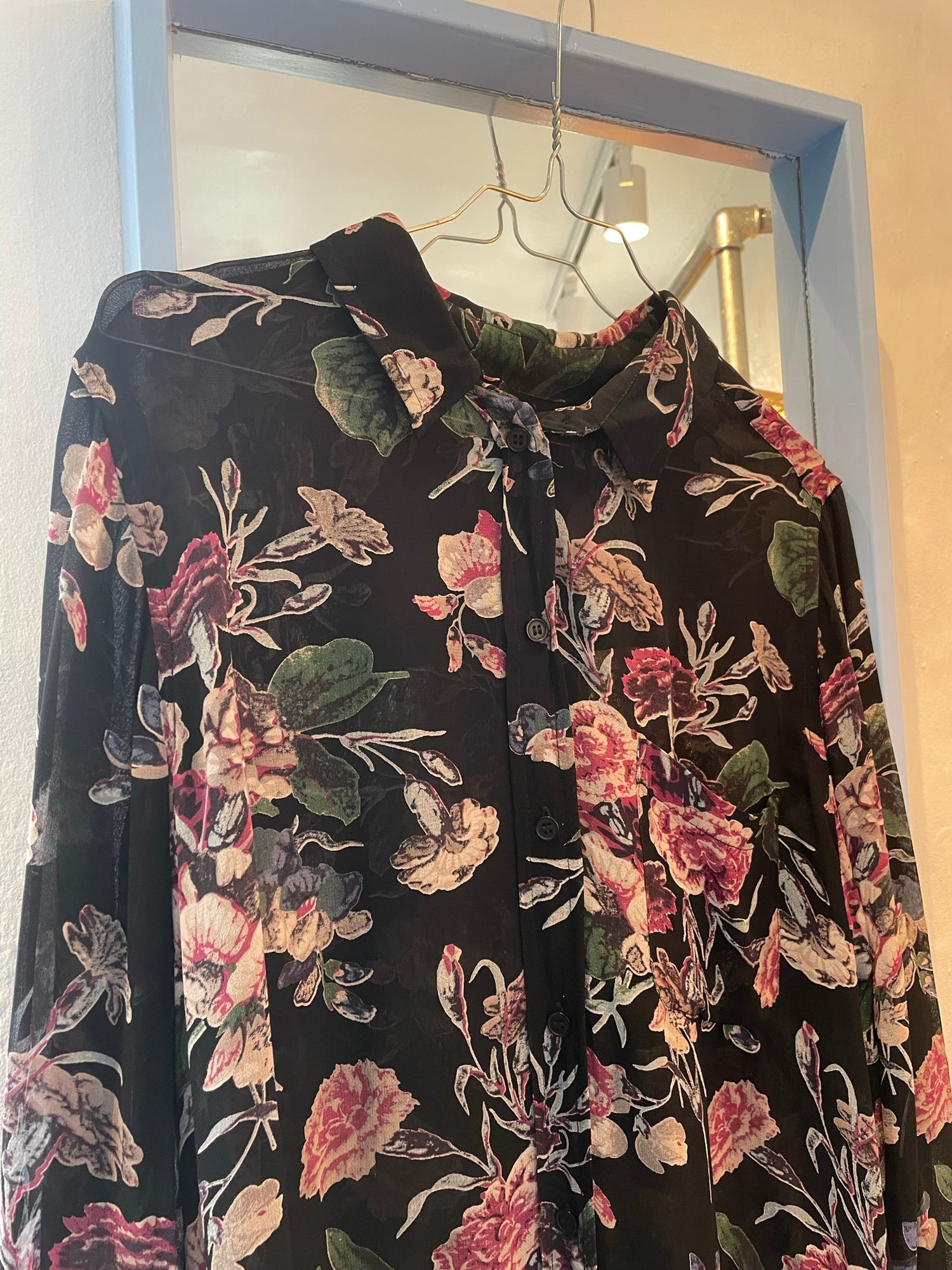 Ganni Skjorte blomstret forfra tæt på