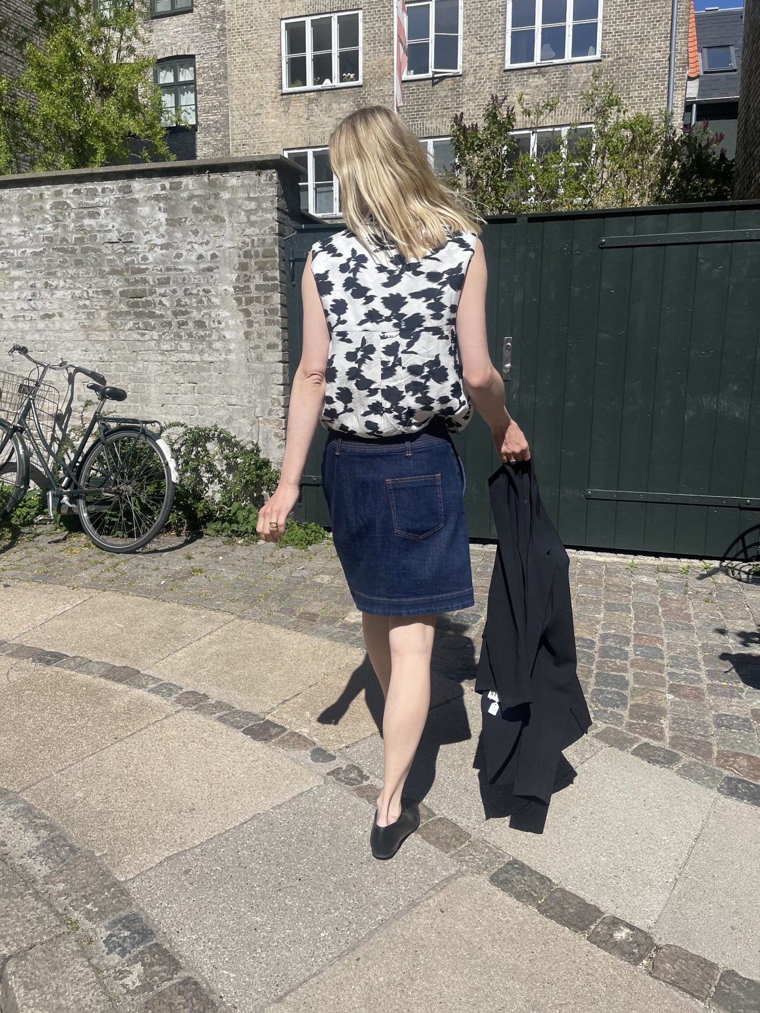 Balenciaga skjorte hvid og sort på model bagfra