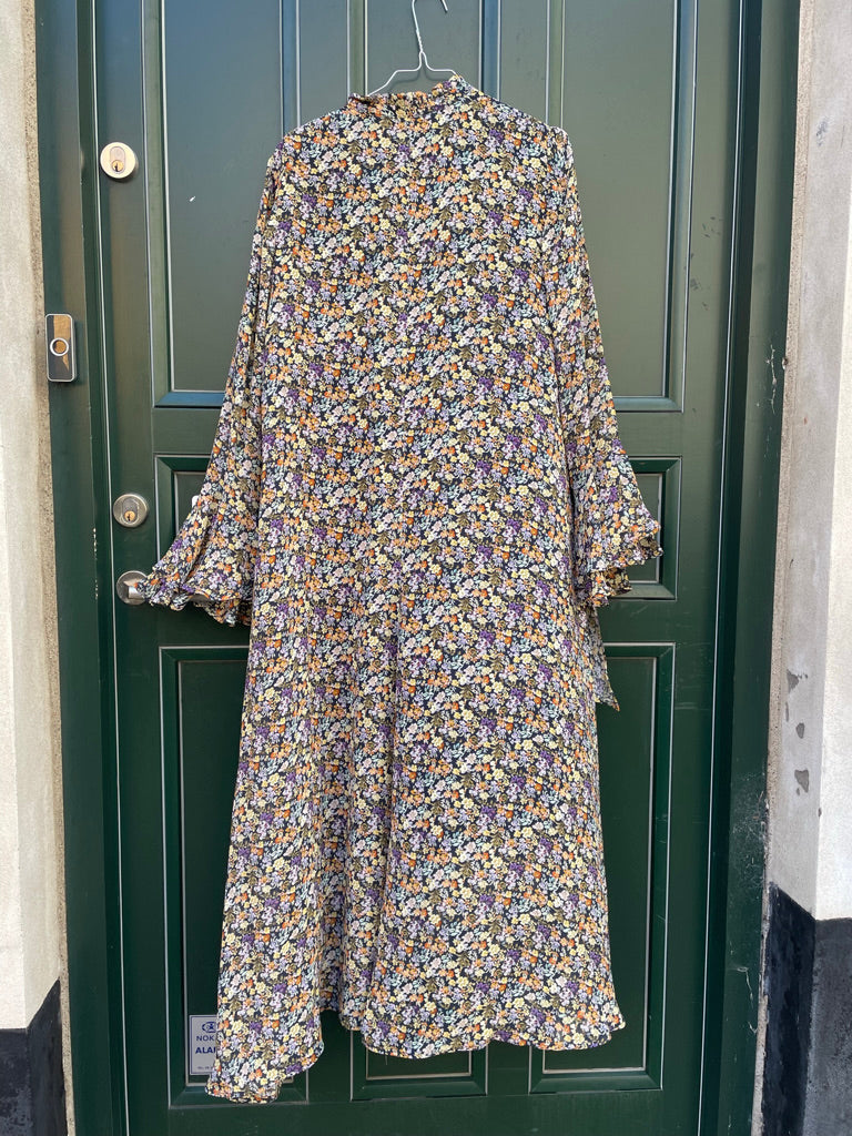 blomstret kjole forfra bagfra