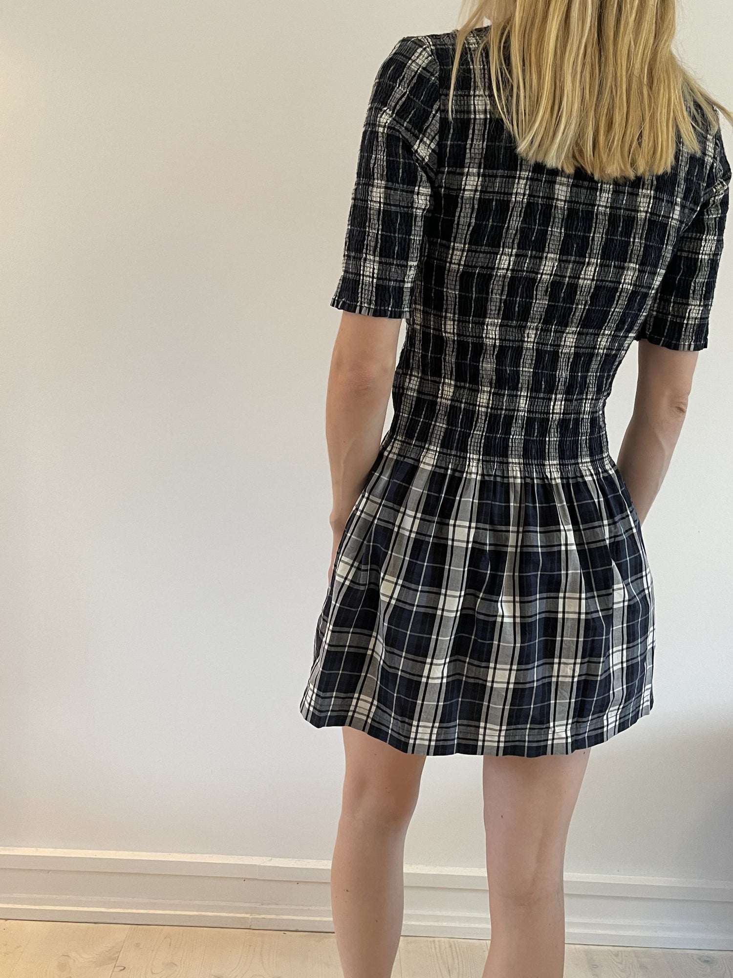 Ganni kjole ternet sort og hvid på model bagfra