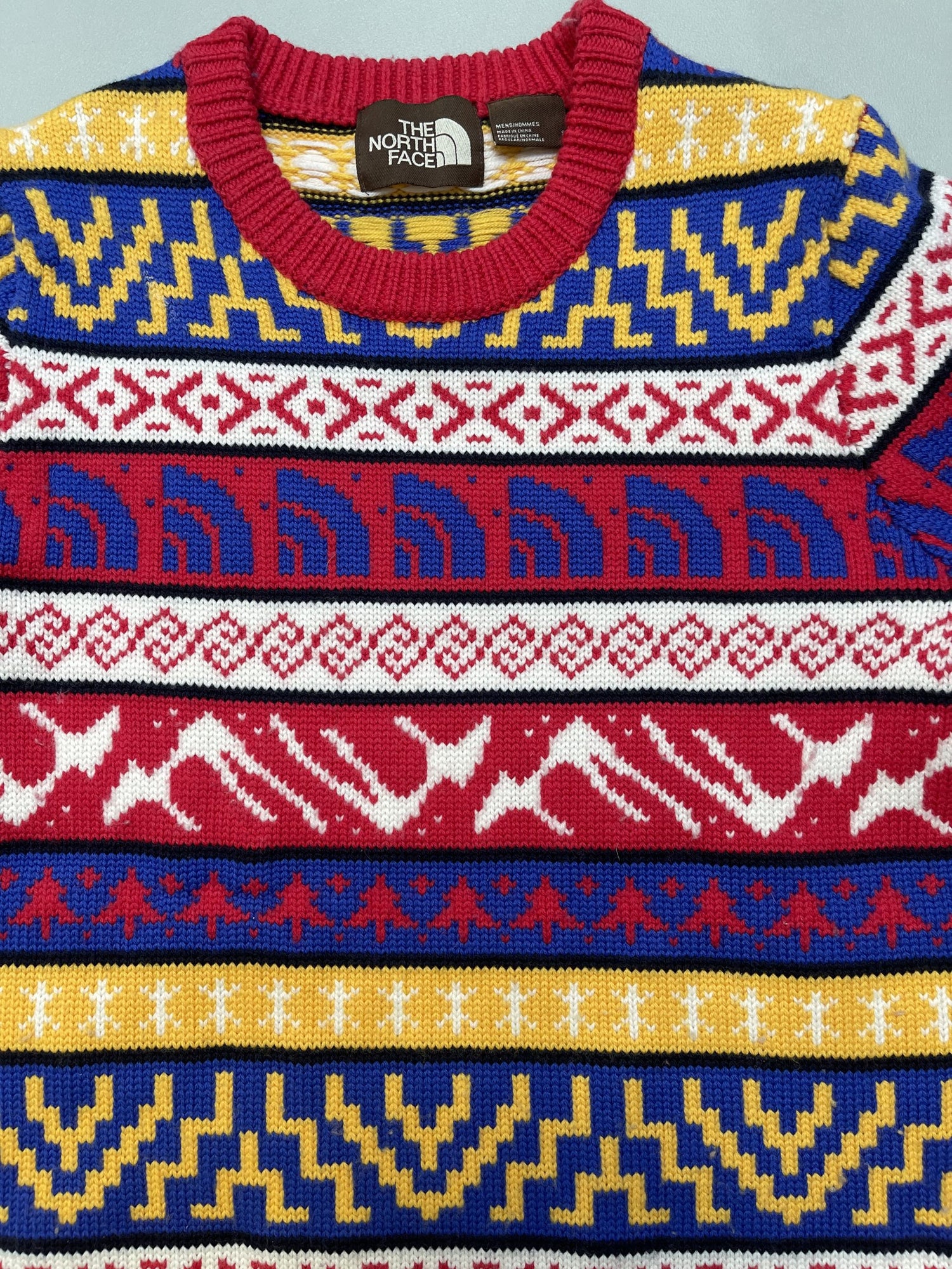 North Face sweater mønstret tæt på oppefra