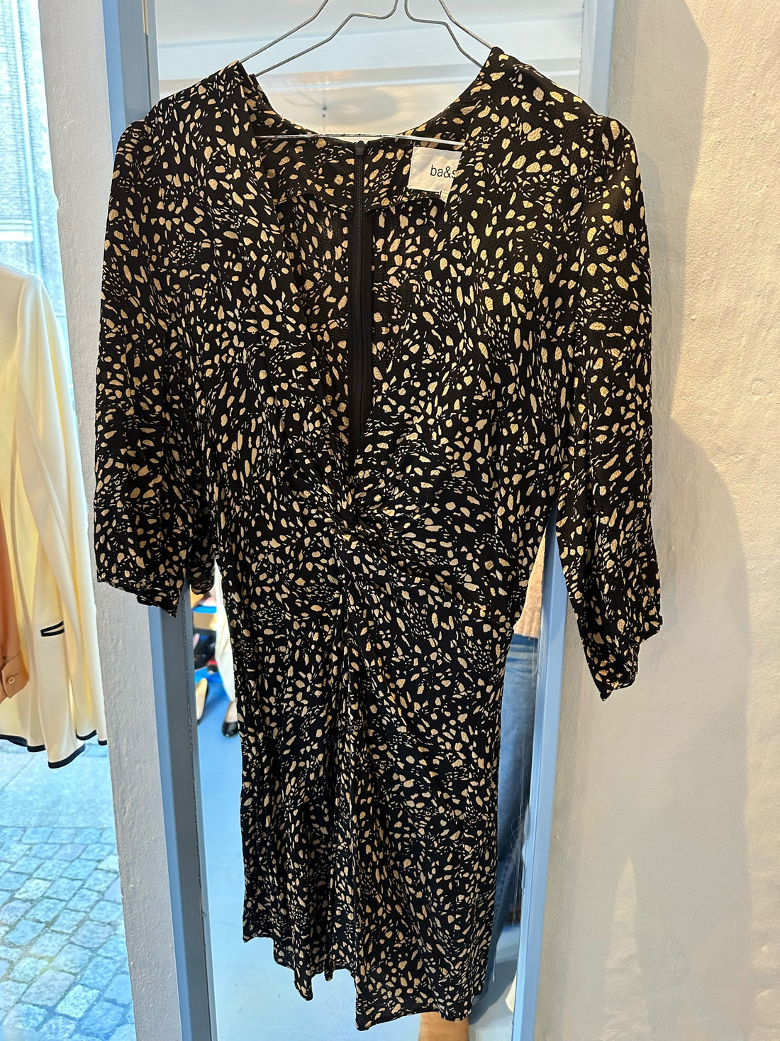 Bash Kjole Sort med beige prikker forfra