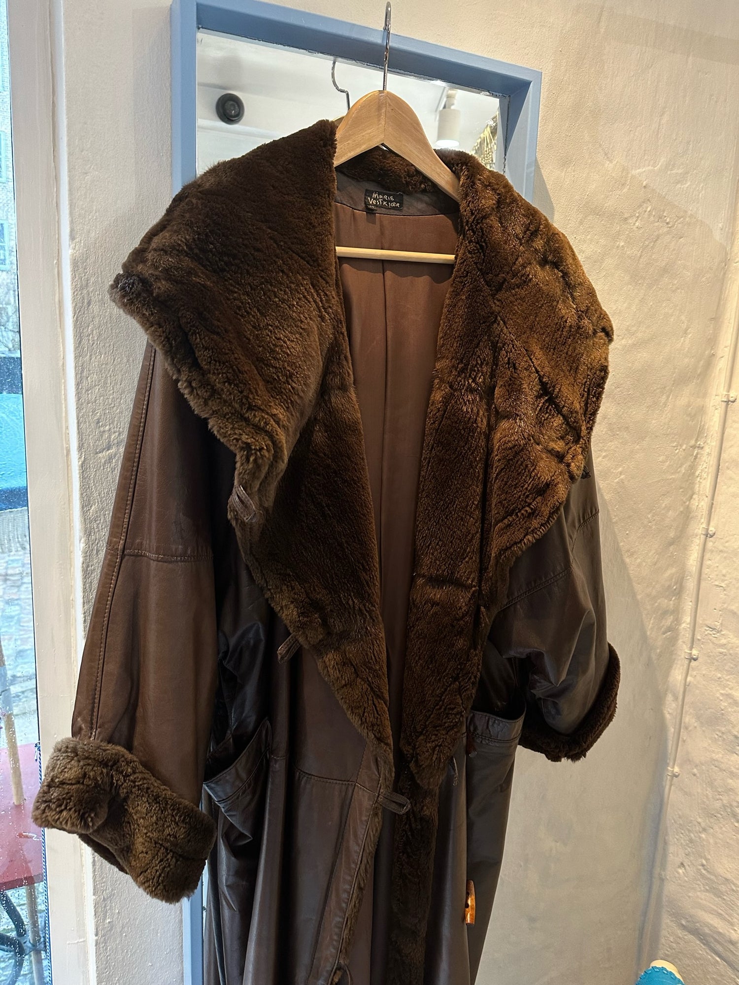 Marie Vestkjær skindfrakke brun forfra tæt på