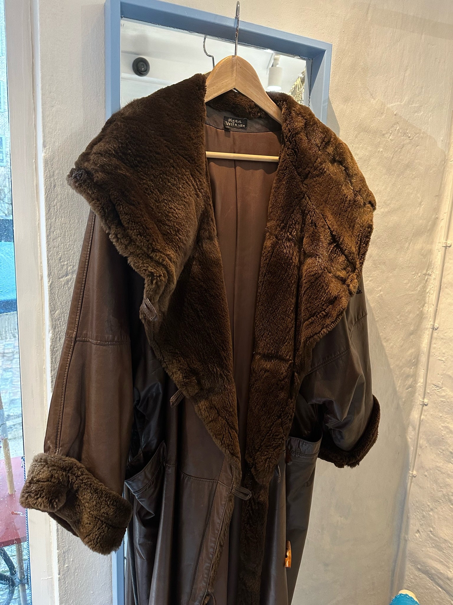Marie Vestkjær skindfrakke brun forfra tæt på