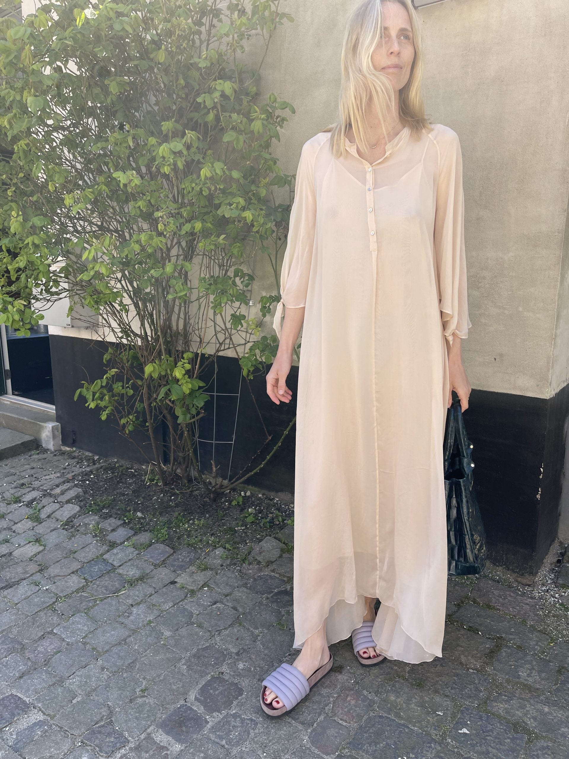 Forte forte kjole på model forfra