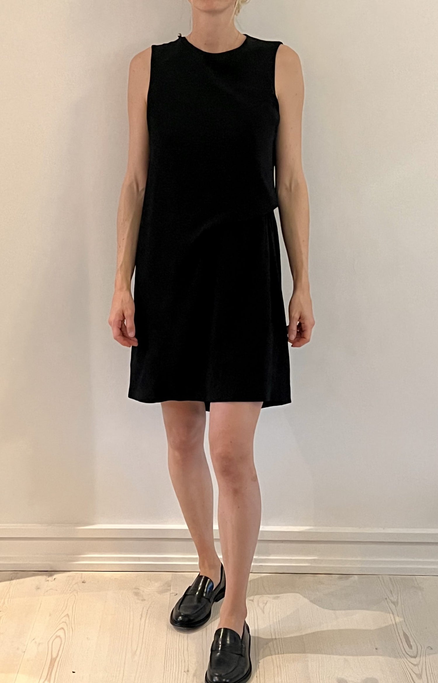 Acne Studio Kjole sort på model forfra