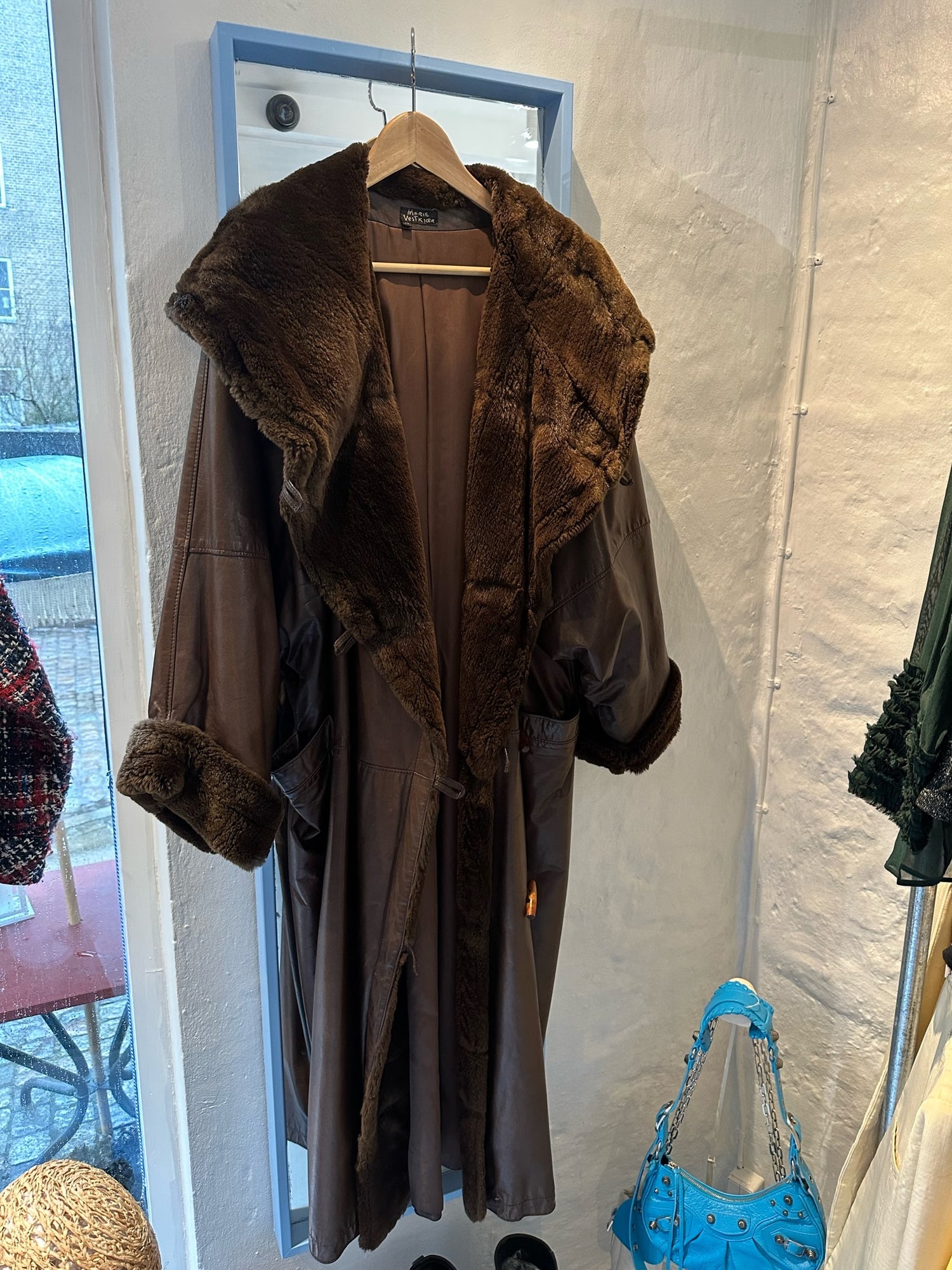 Marie Vestkjær skindfrakke brun forfra