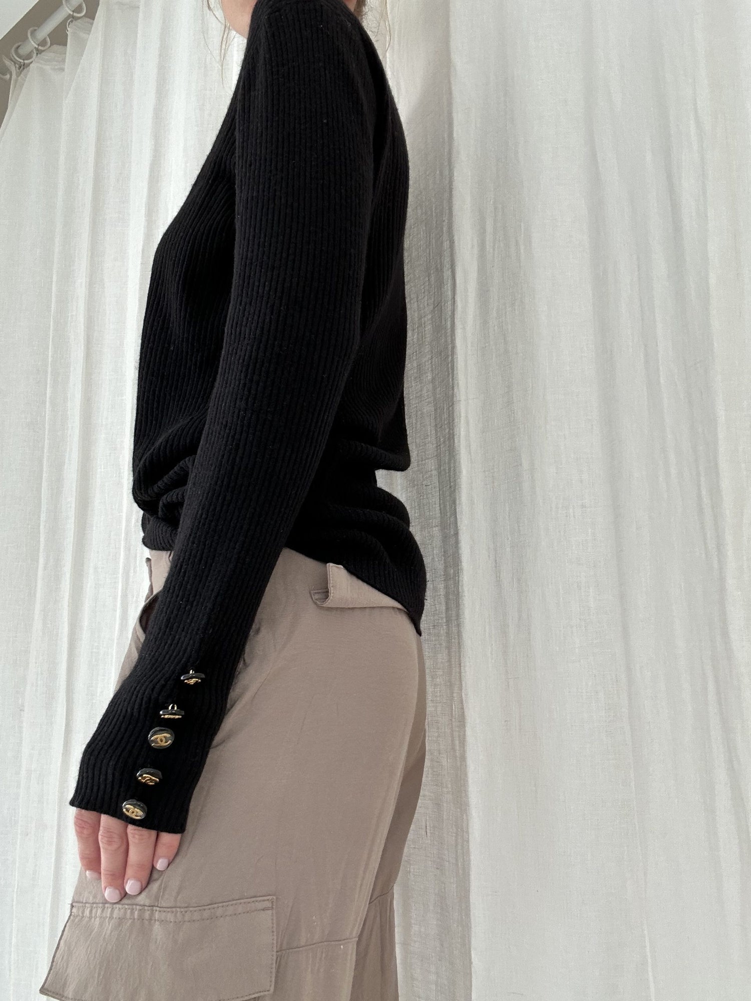 Chanel sweater sort ribbet på model side