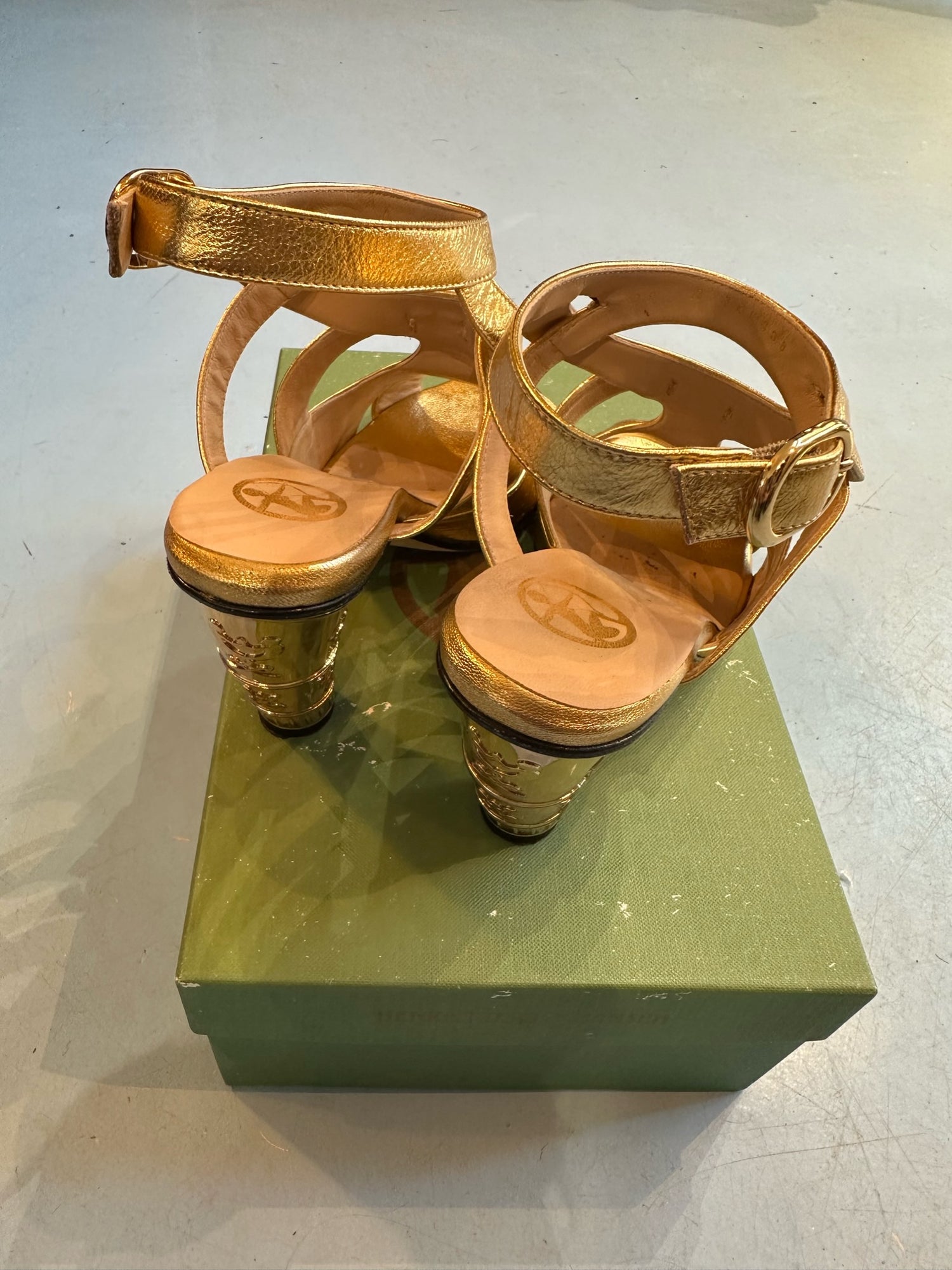 Henriette Øst Hansen Guldhorn Stilet