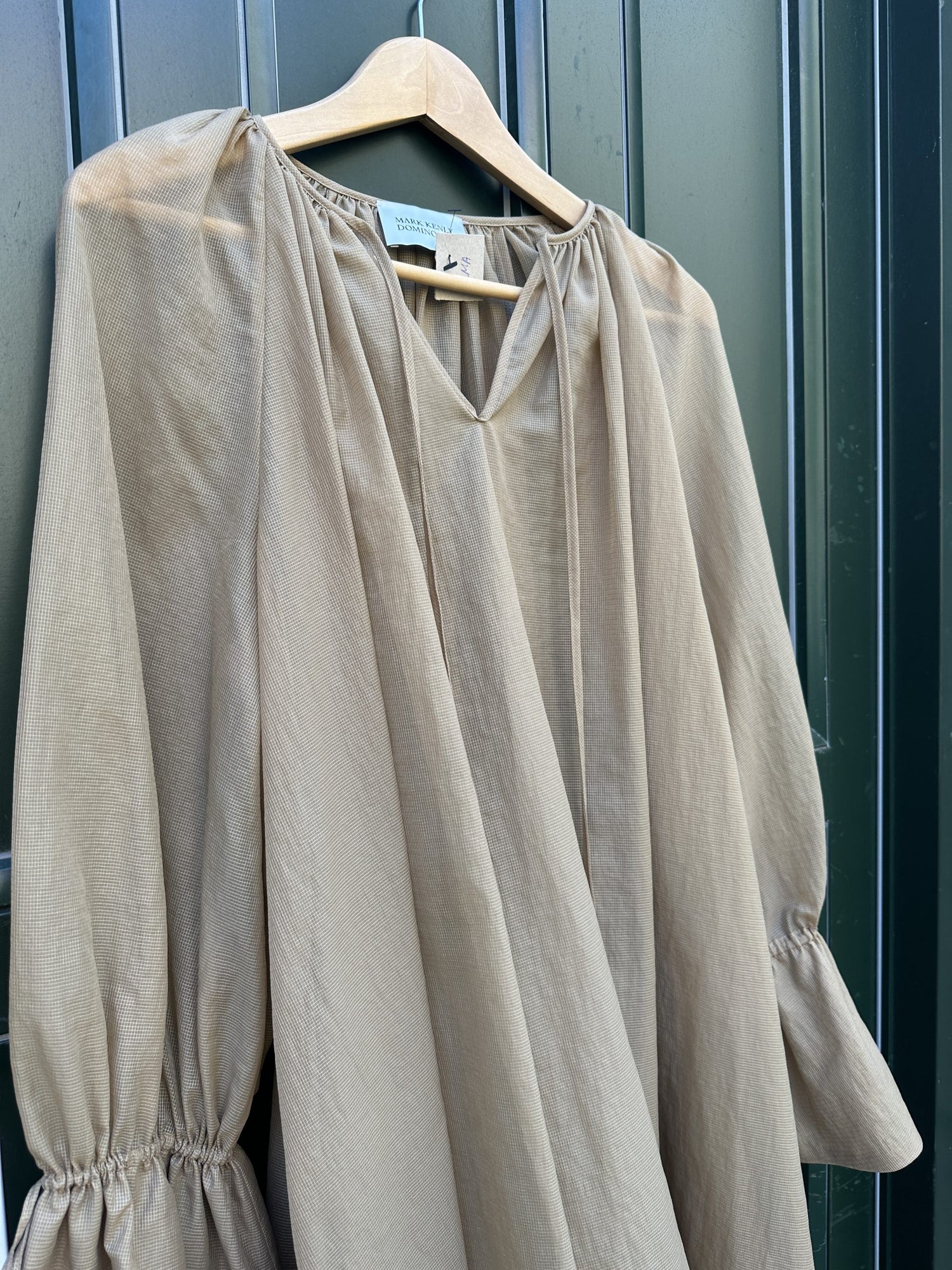 Mark Kenly Domino Tan Kjole