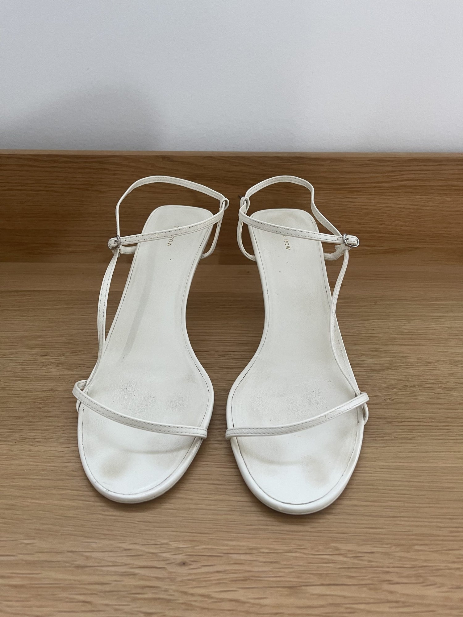 the row stiletter hvid oppefra