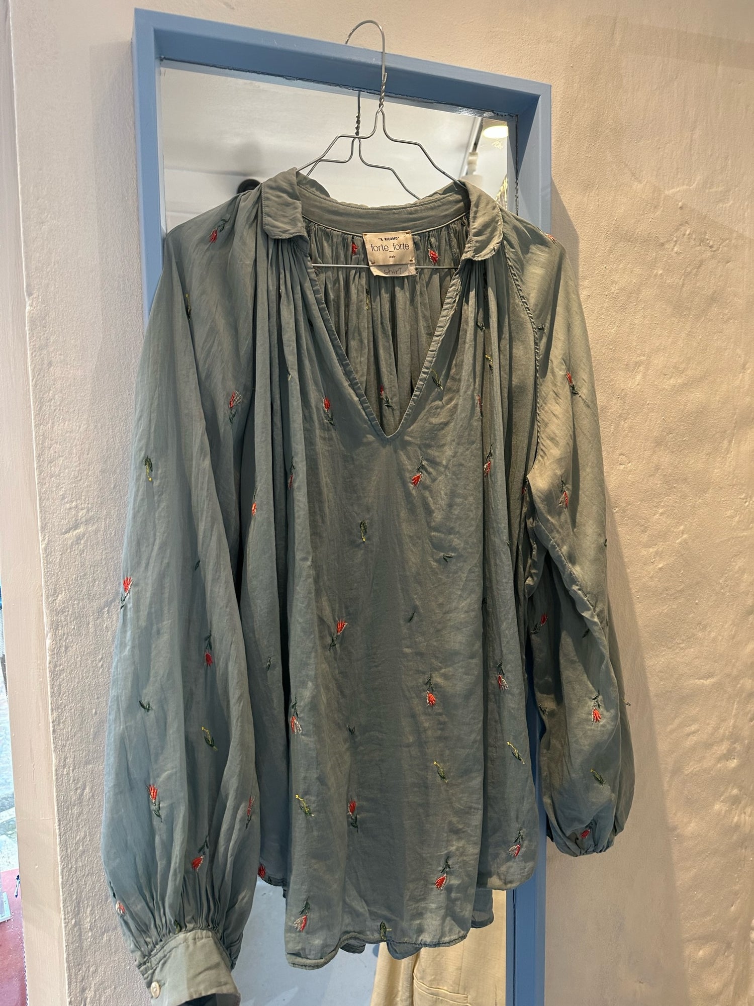 Forte Forte bluse blå med blomster forfra