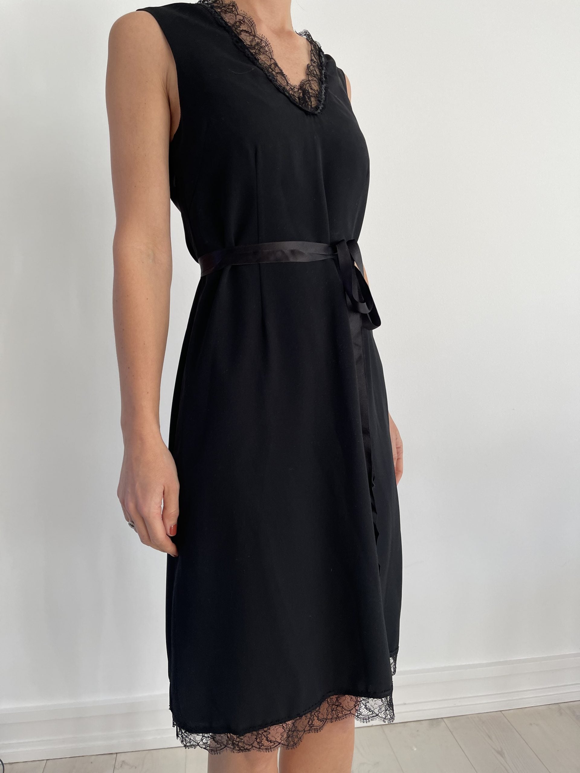 Julie Fagerholt / Heartmade kjole sort på model forfra