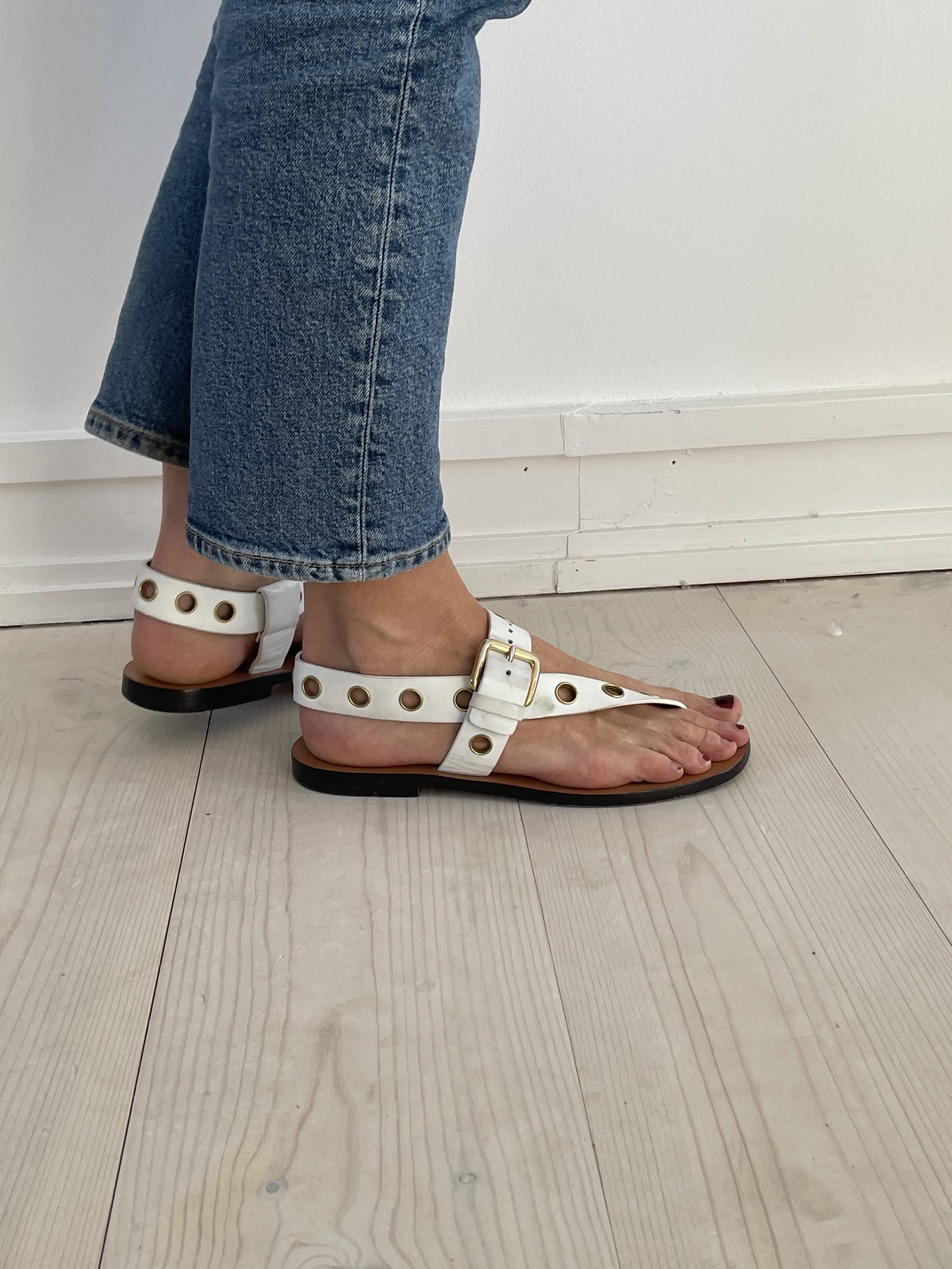 Celine sandaler hvide på model side