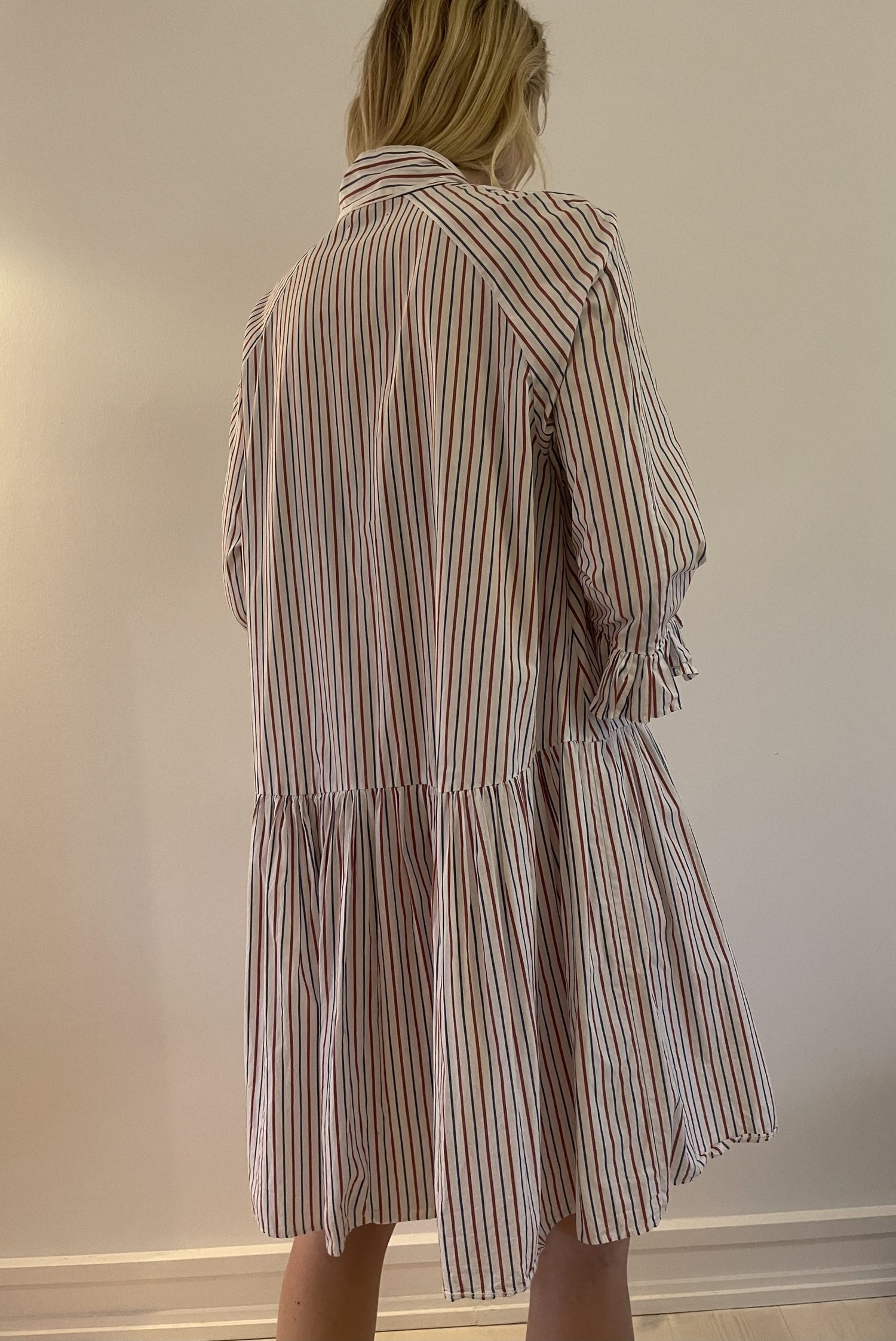 Sofie Sol Studio Kjole stribet på model bagfra