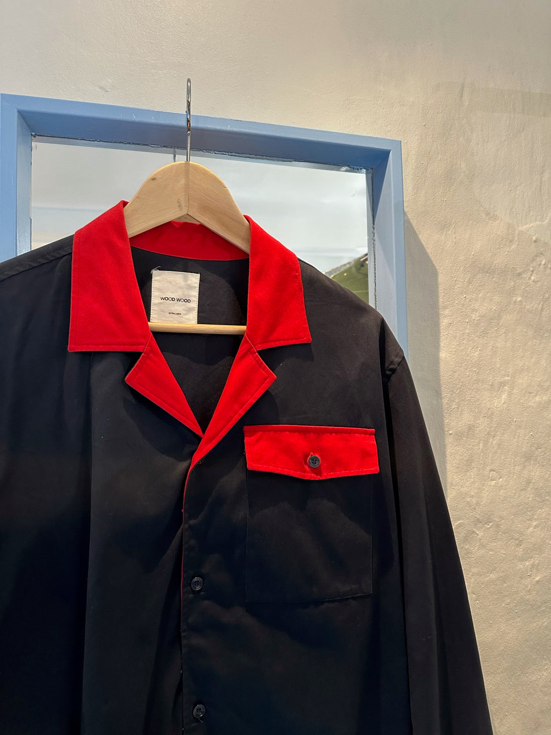 Wood Wood skjorte navy med røde kanter forfra tæt på