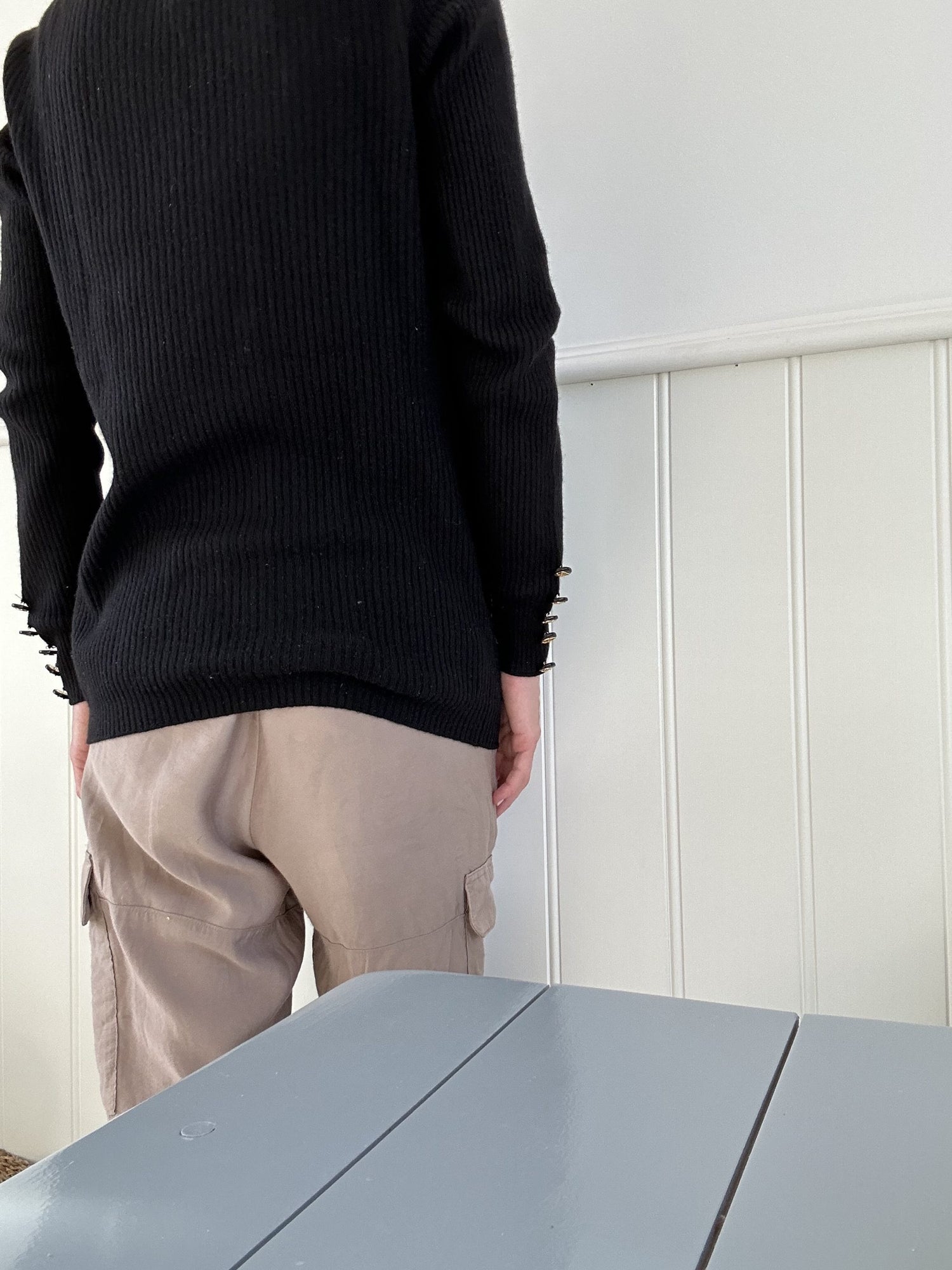 Chanel sweater sort ribbet på model bagfra