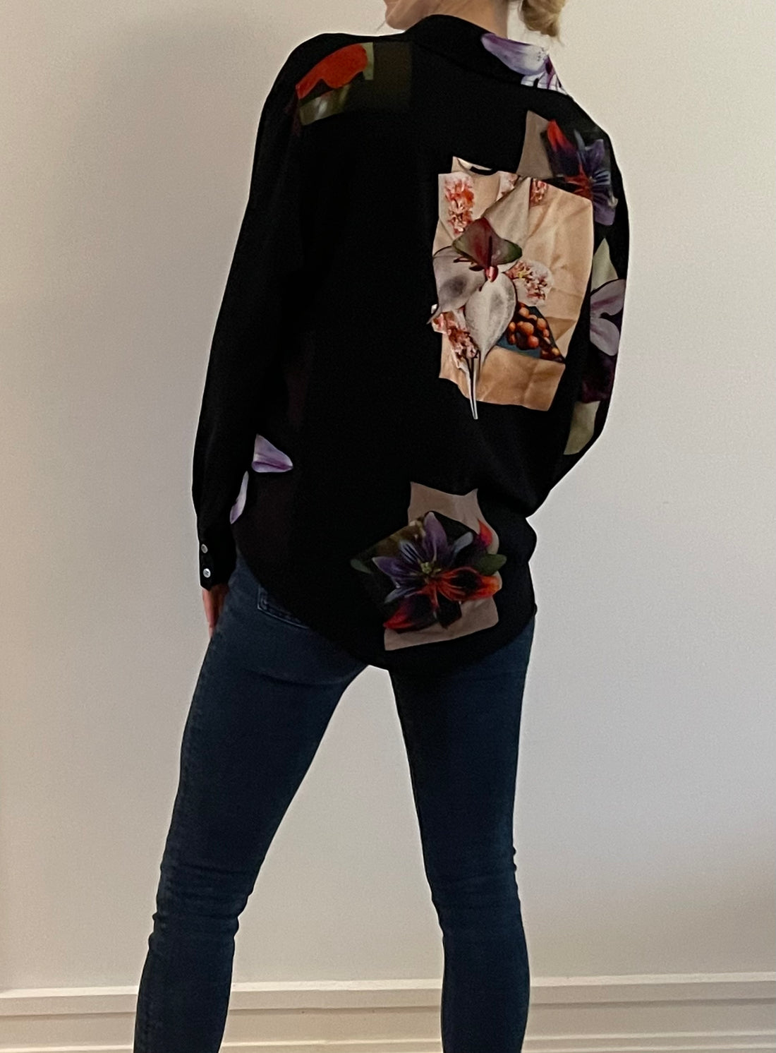 Acne Studios Skjorte sort med blomsterprint på model bagfra