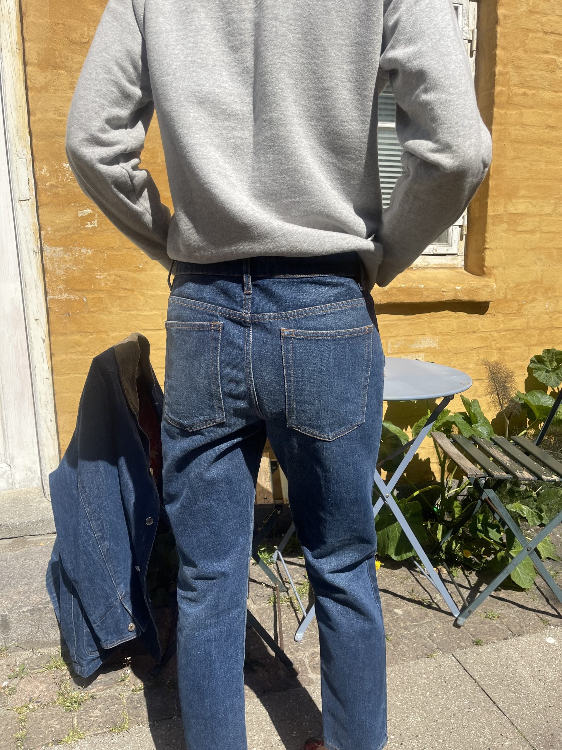 Ganni sweatshirt grå på model bagfra