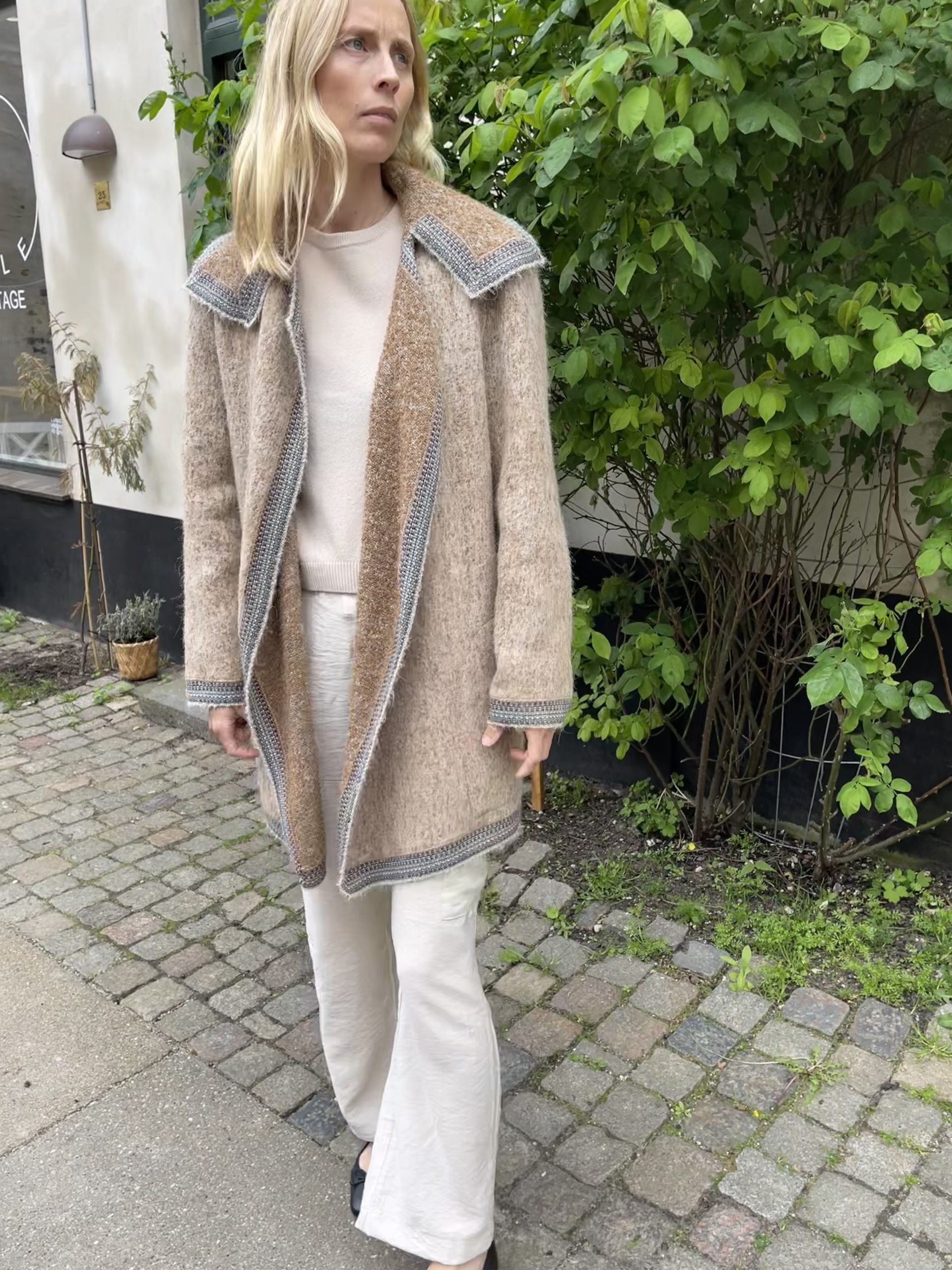 chanel jakke beige uld åben på model forfra
