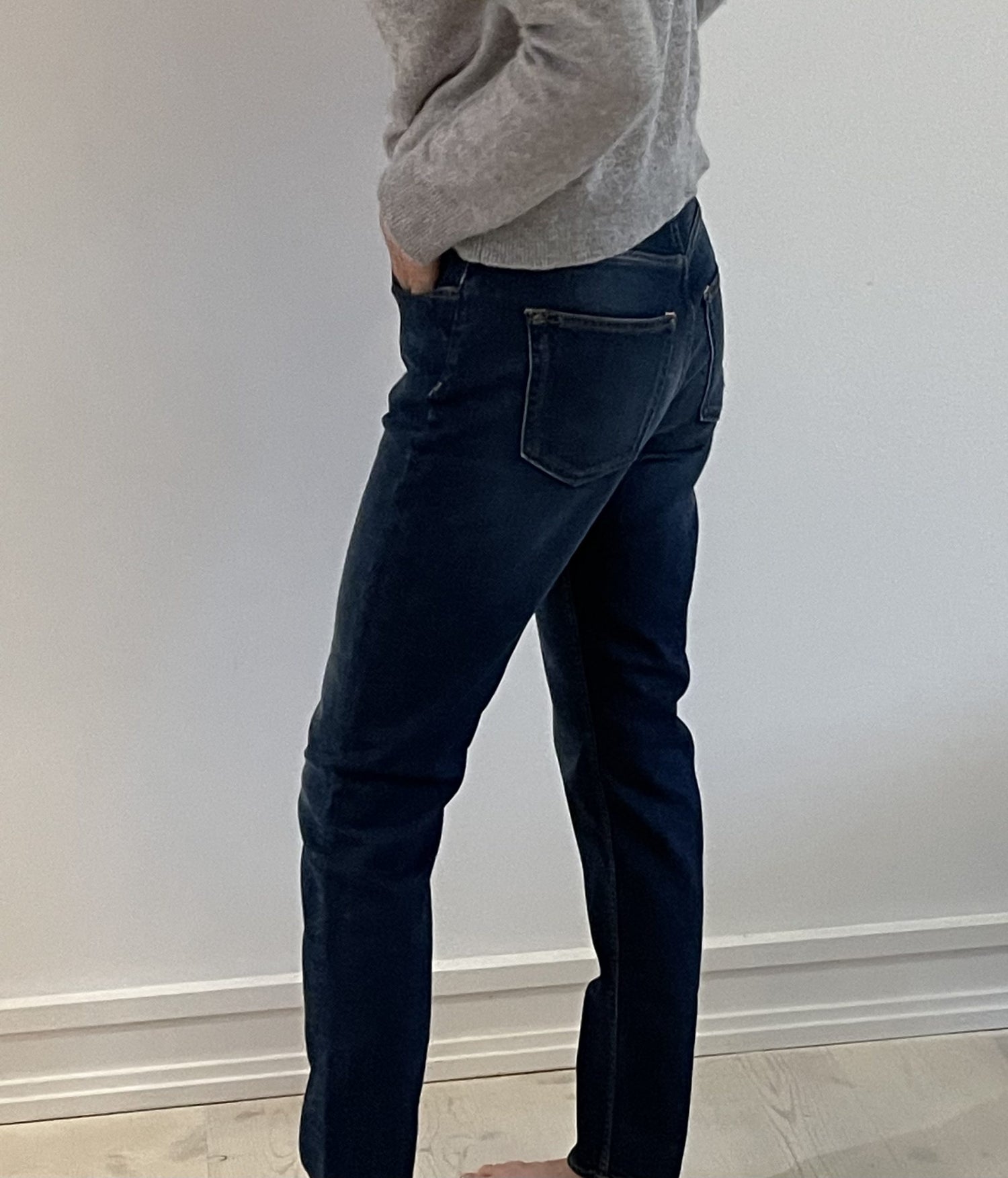 Acne studios jeans mørkeblå på model side