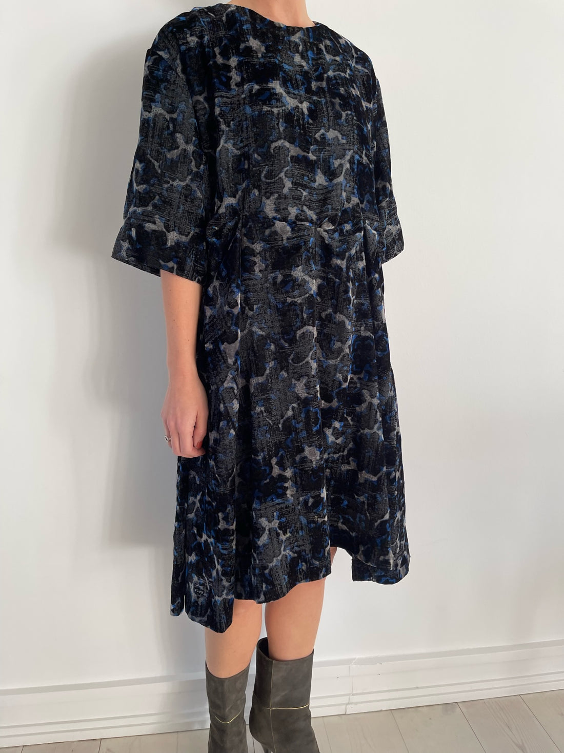 Zucca Kjole velourmønster sort, lilla, blå, grå på model forfra