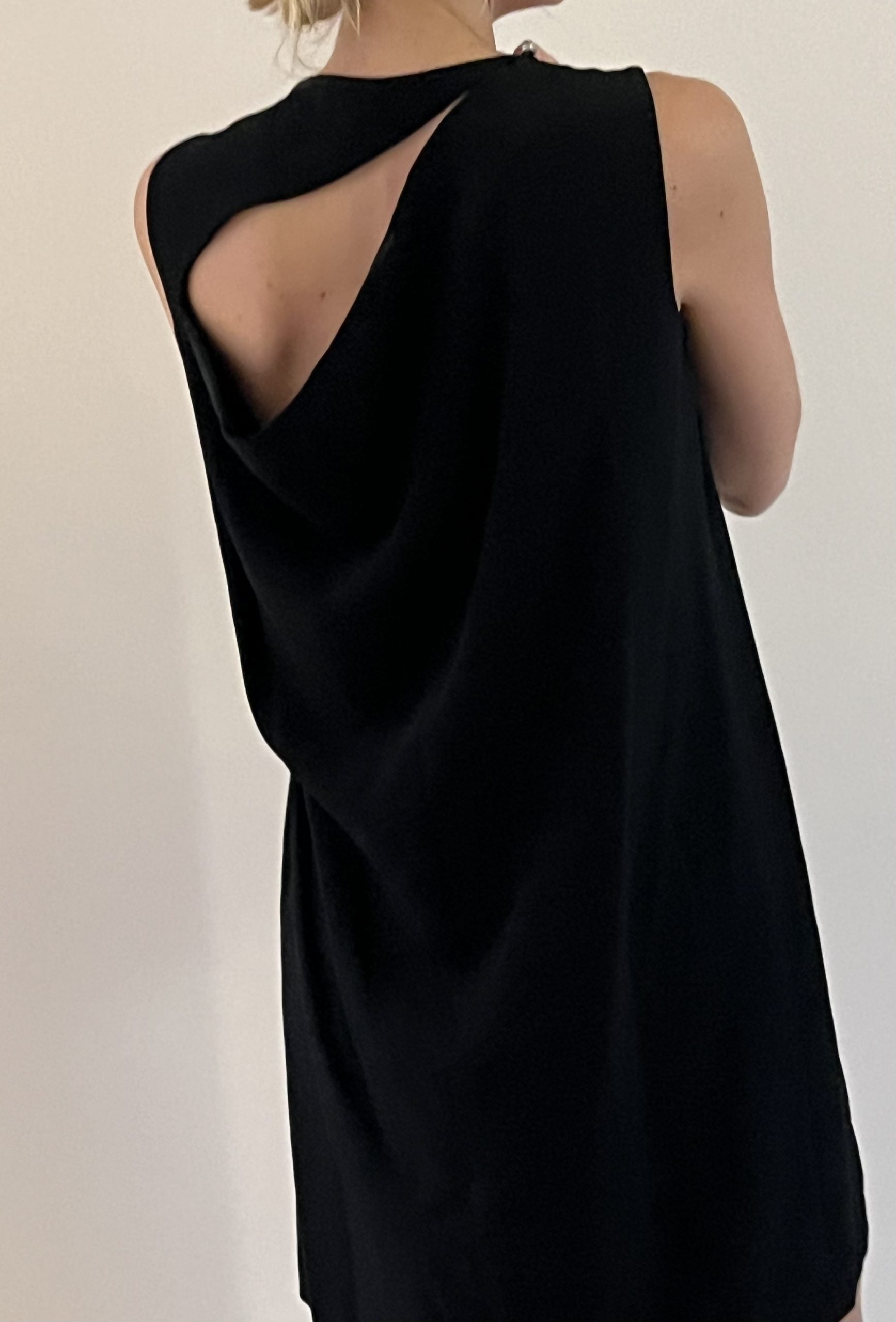 Acne Studio Kjole sort på model ryg/bagfra