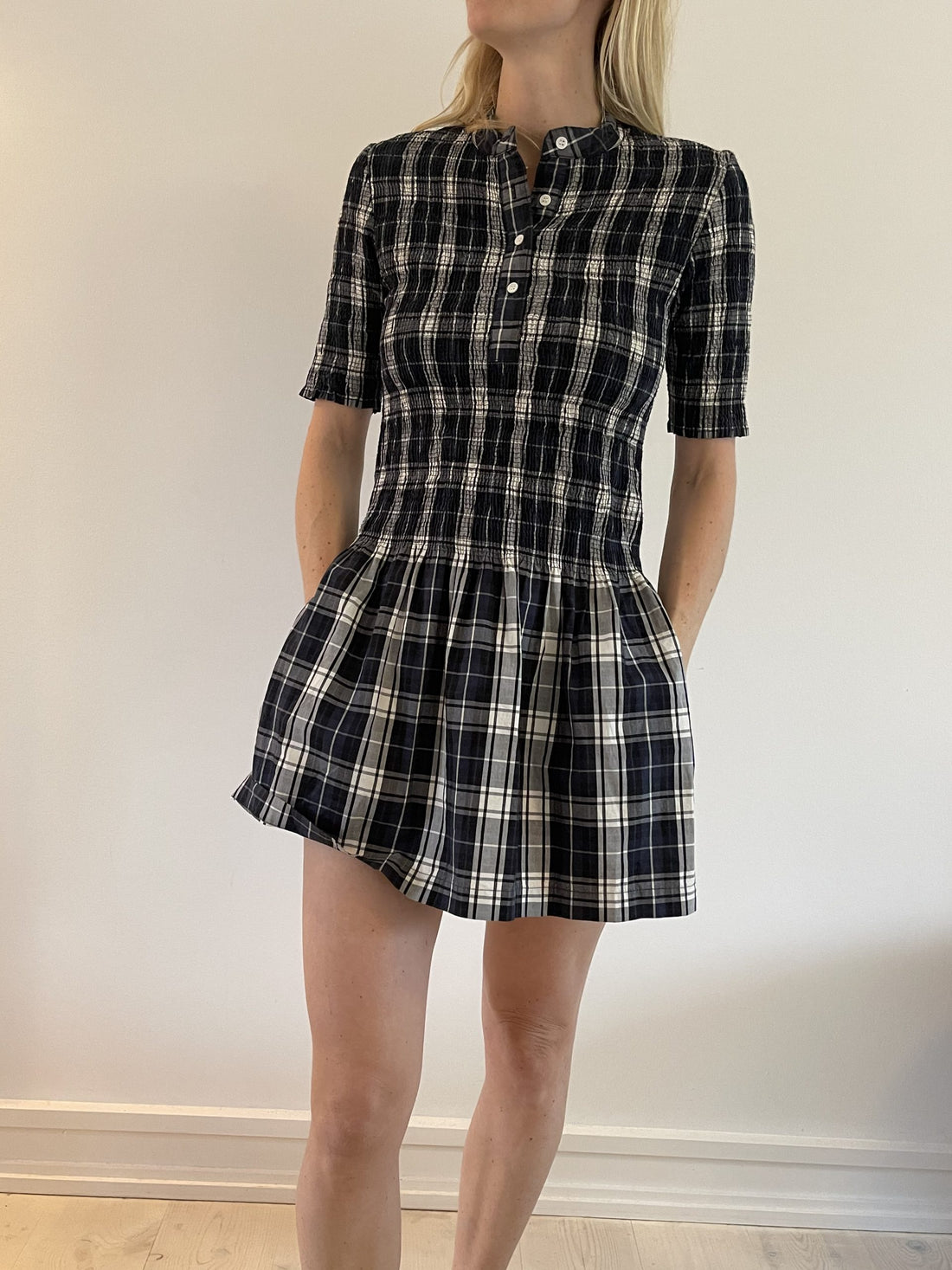 Ganni kjole ternet sort og hvid på model forfra