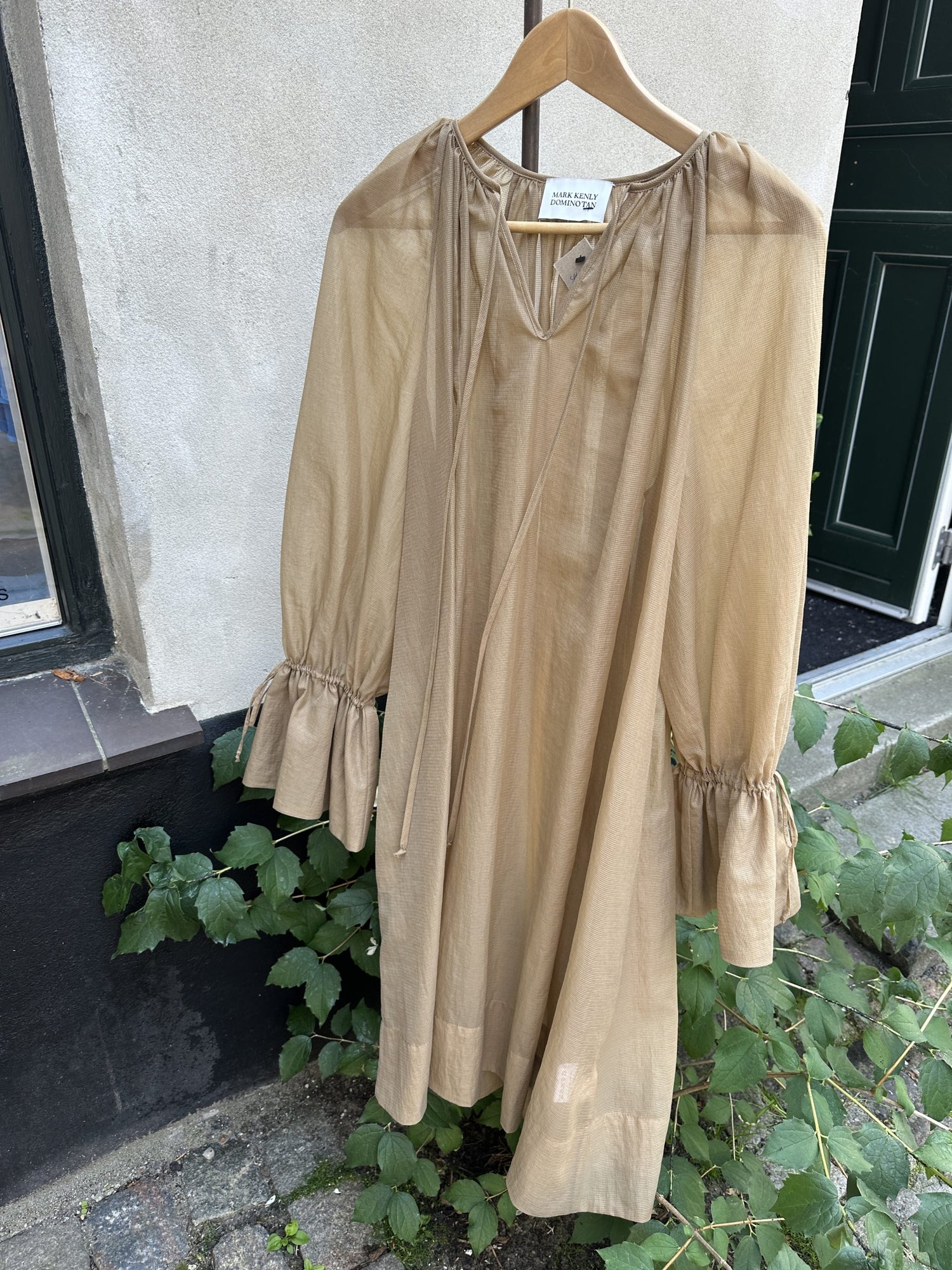 Mark Kenly Domino Tan Kjole