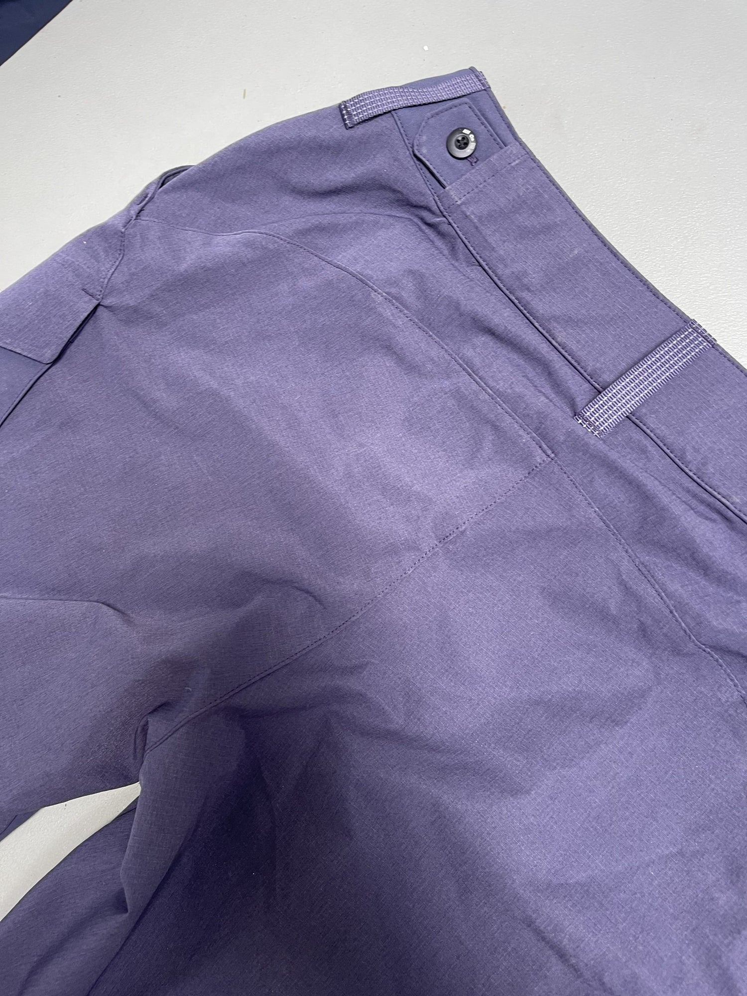 On cloud bukser bagpå