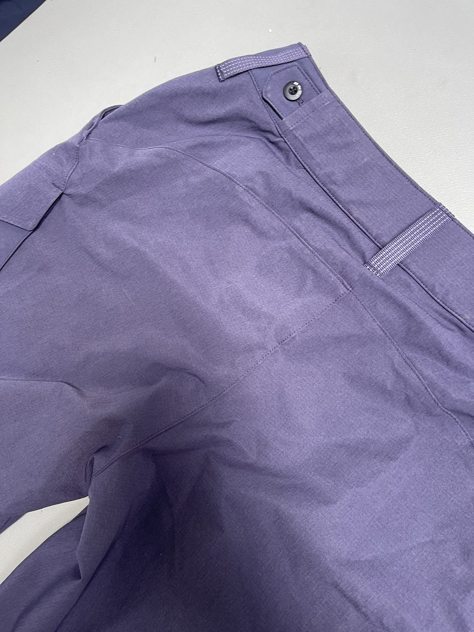 On cloud bukser bagpå