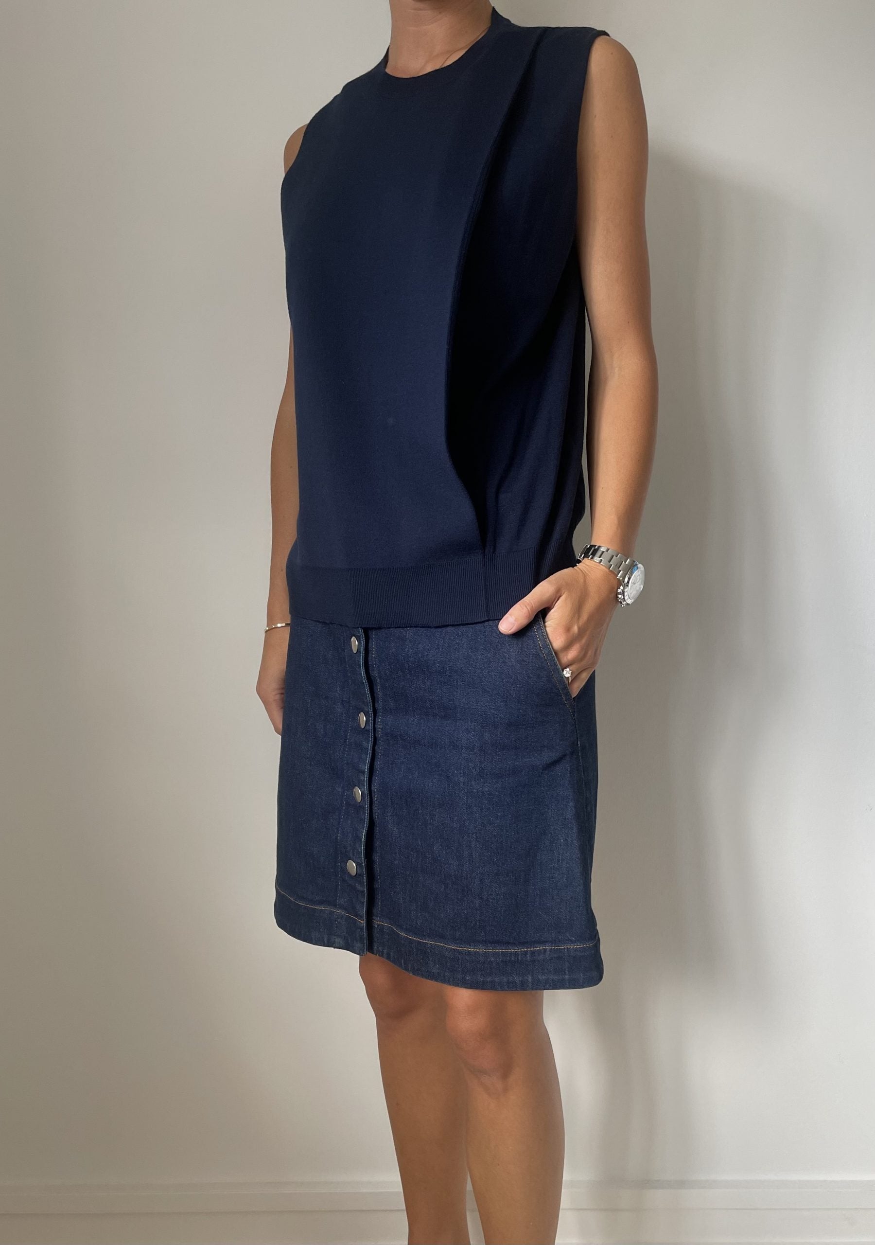 Celine bluse navy på model forfra