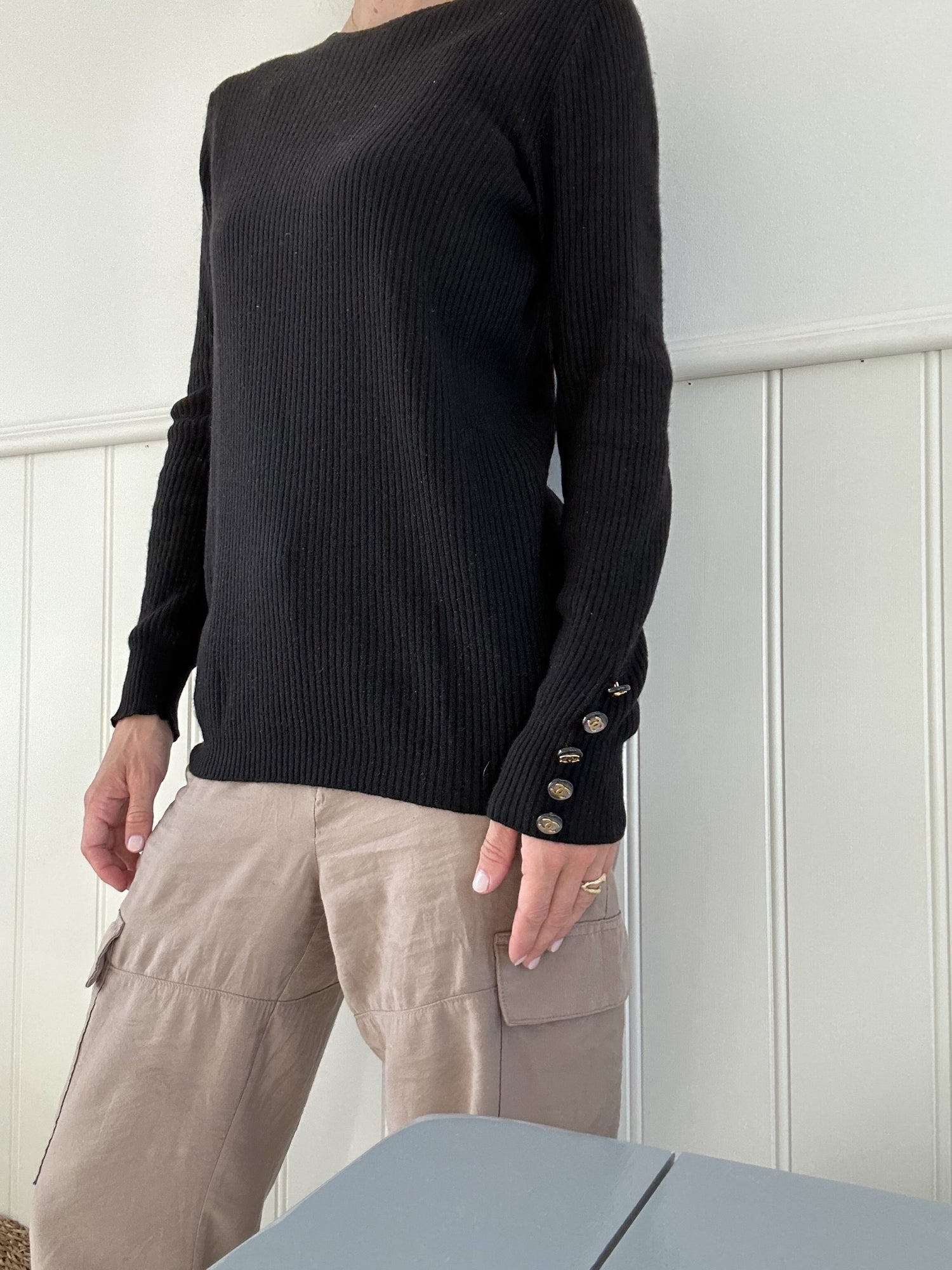 Chanel sweater sort ribbet på model side