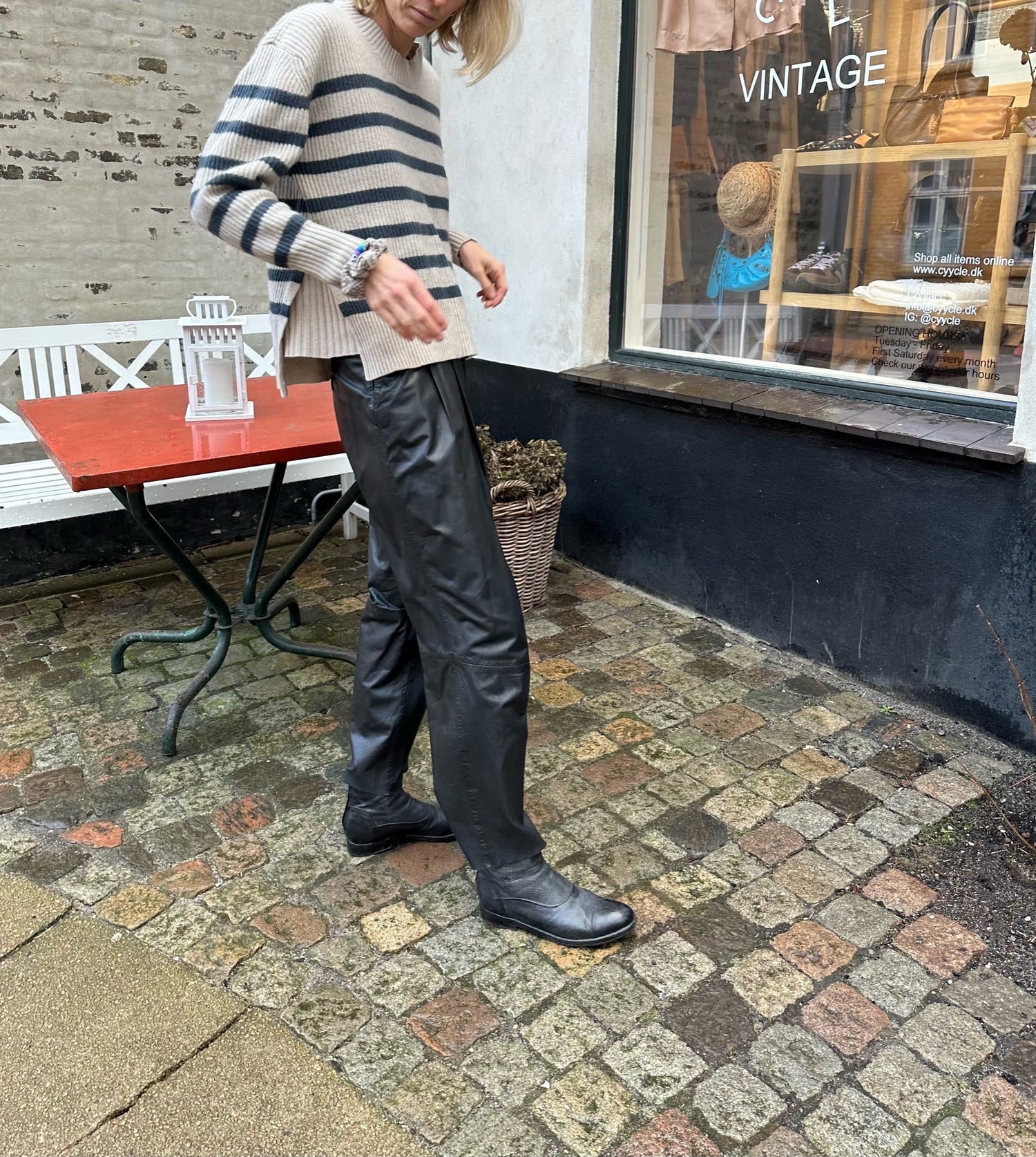 Utzon sort læderbukser på model forfra