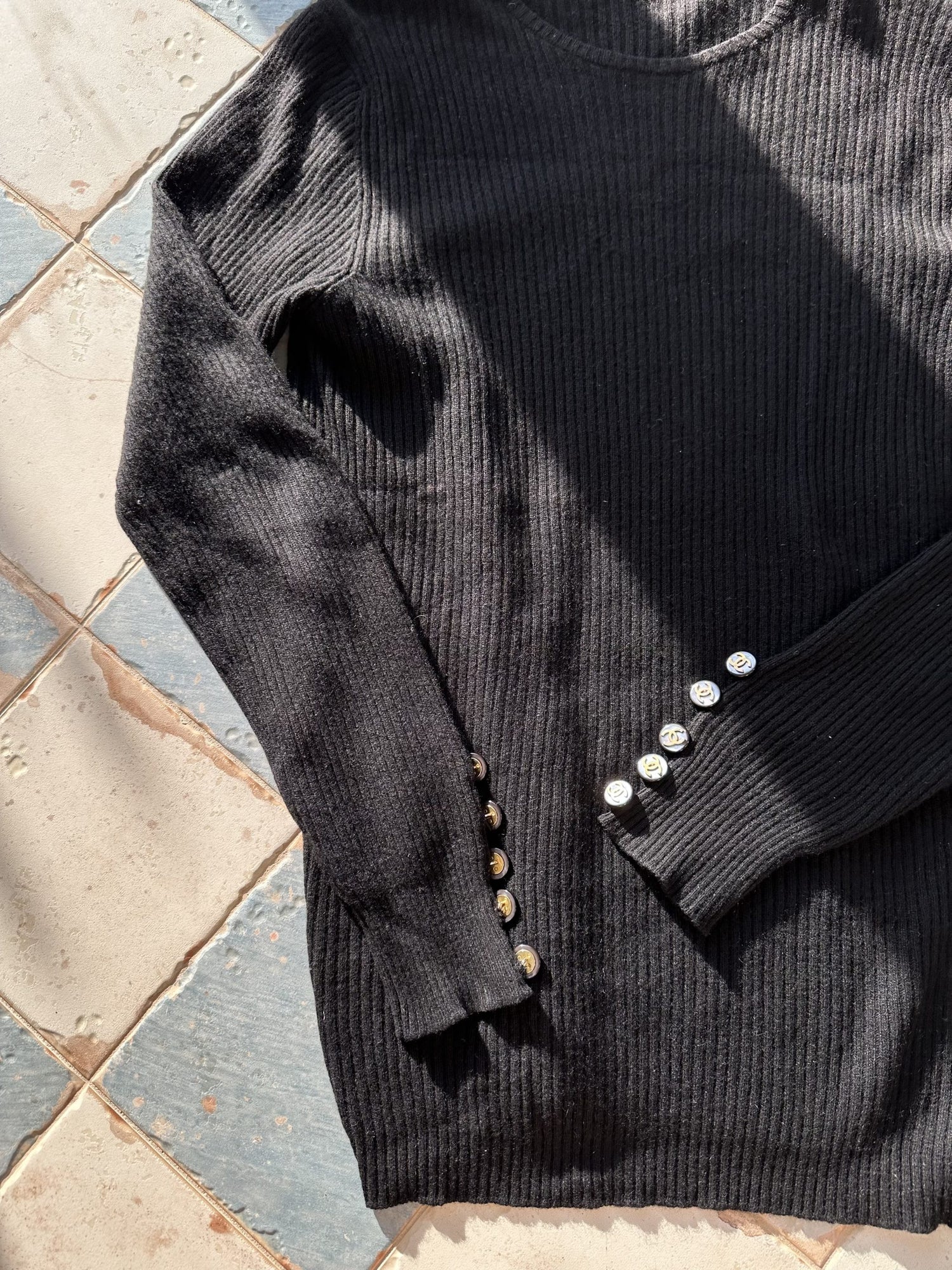 Chanel sweater sort ribbet oppefra