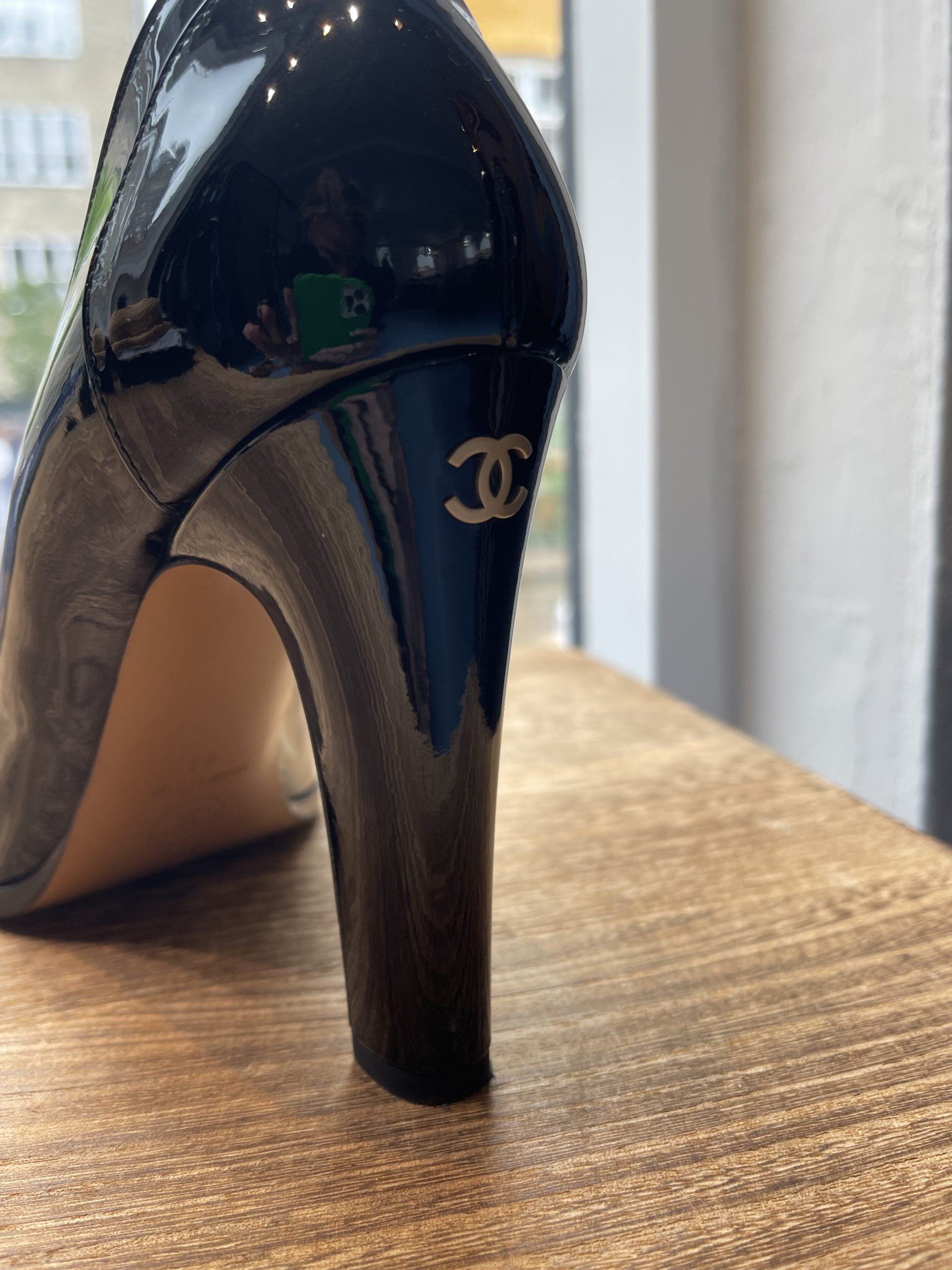 Chanel heels tæt på hæl