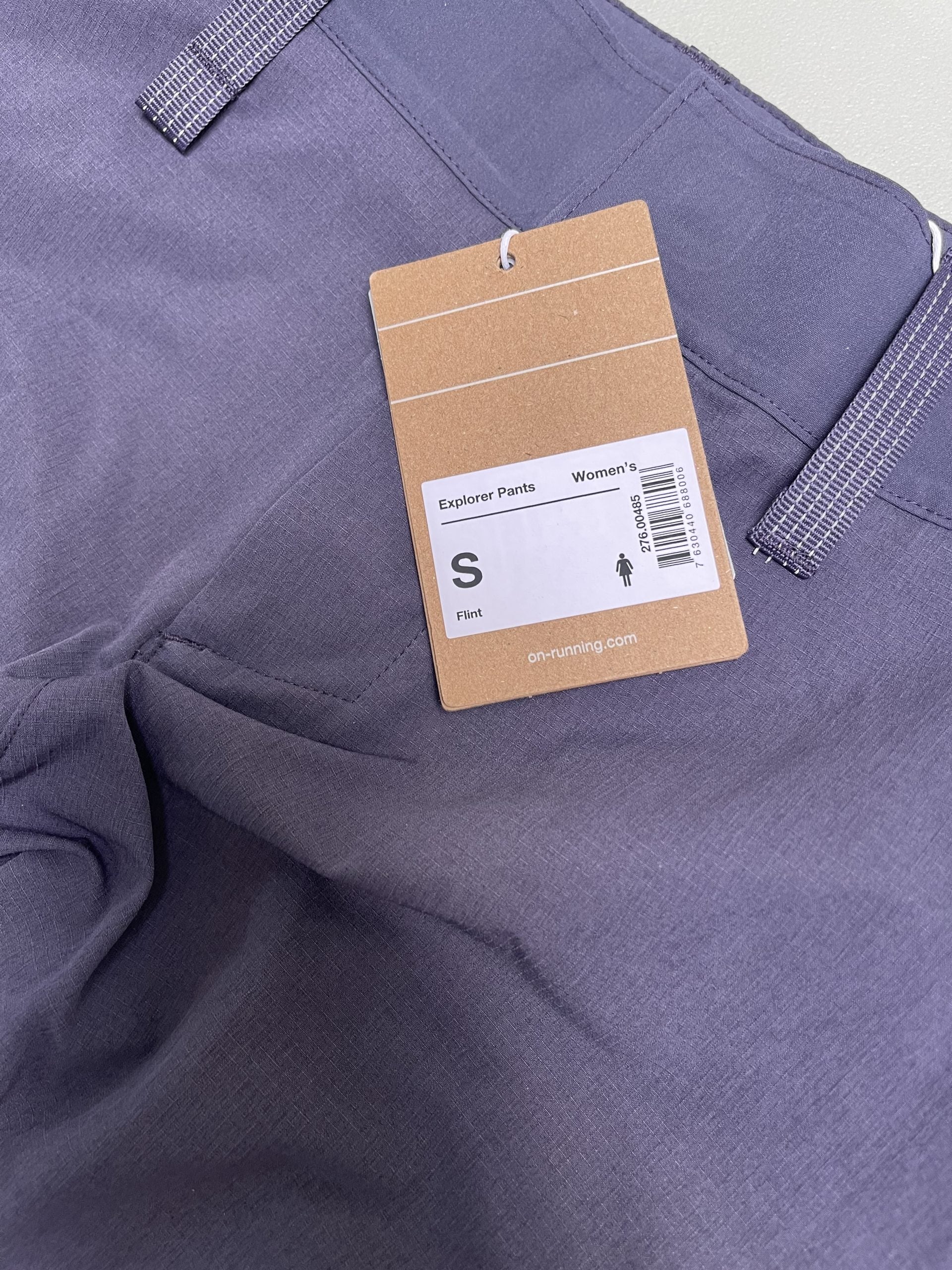 On cloud bukser bagpå