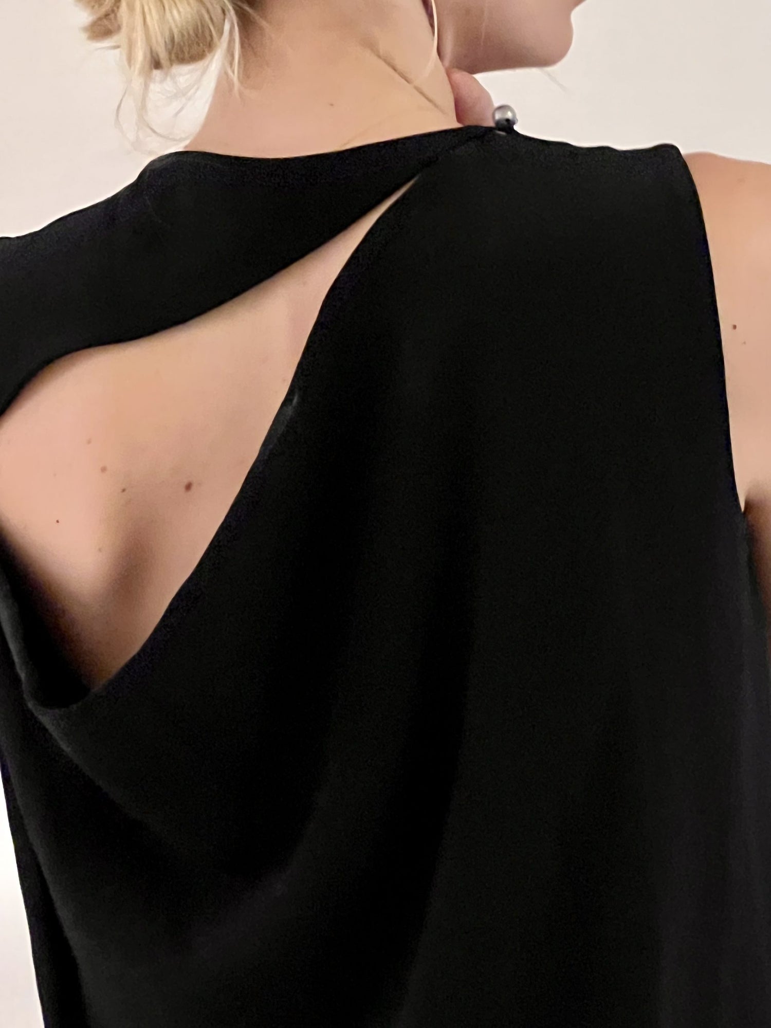 Acne Studio Kjole sort på model ryg tæt på