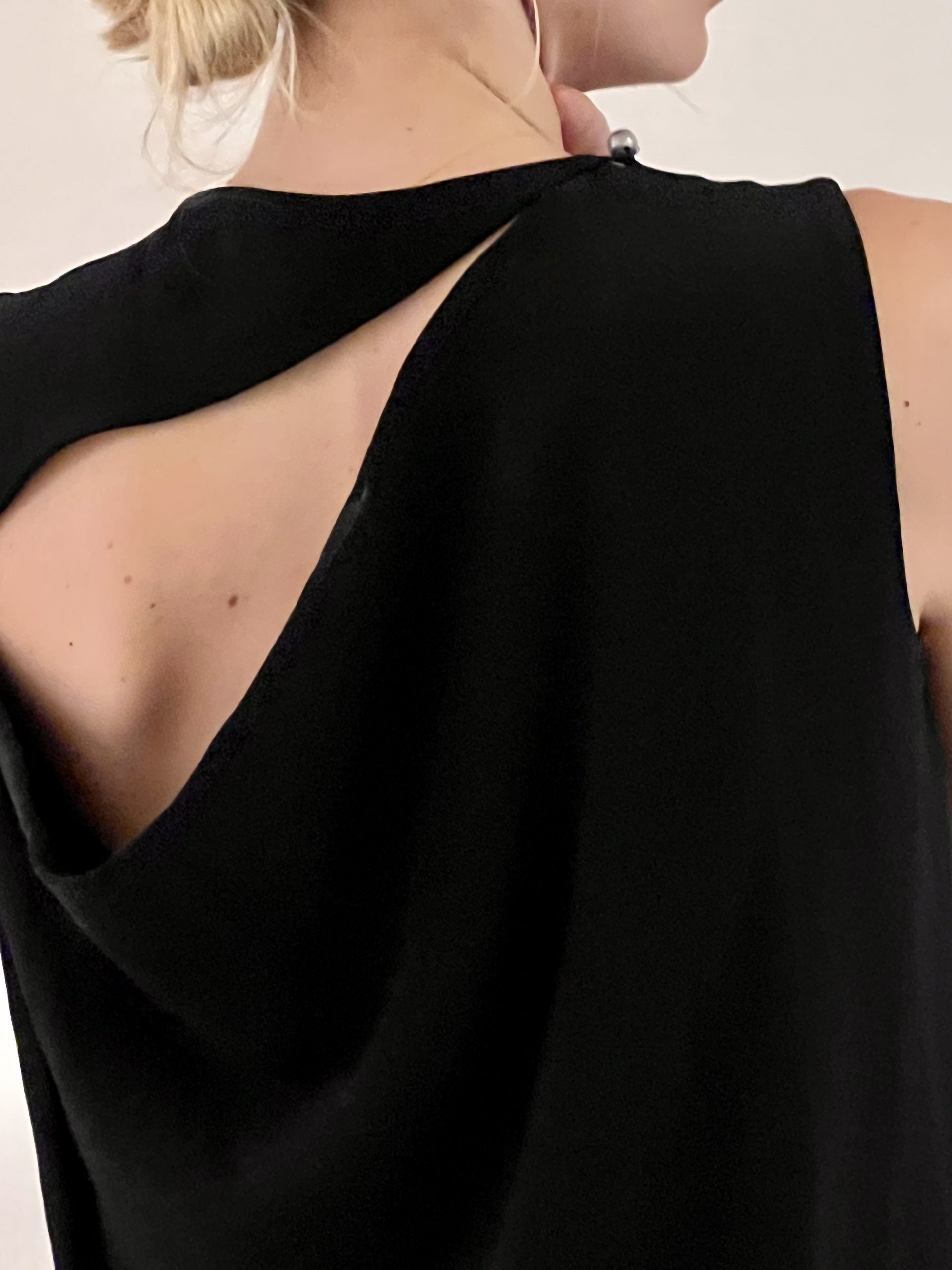 Acne Studio Kjole sort på model ryg tæt på