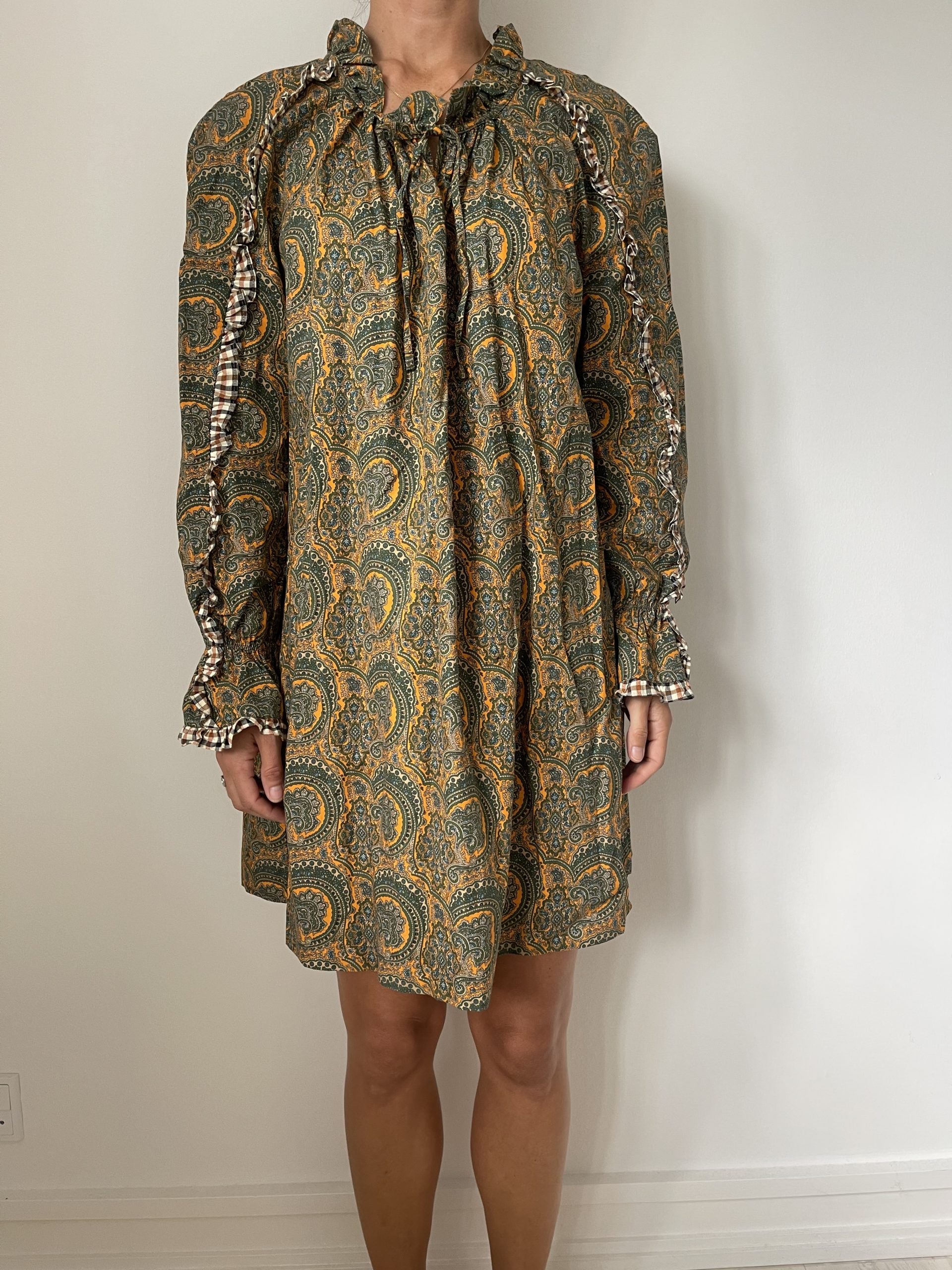 Baum Und Pferdgarten Kjole mønstret orange/grøn på model forfra