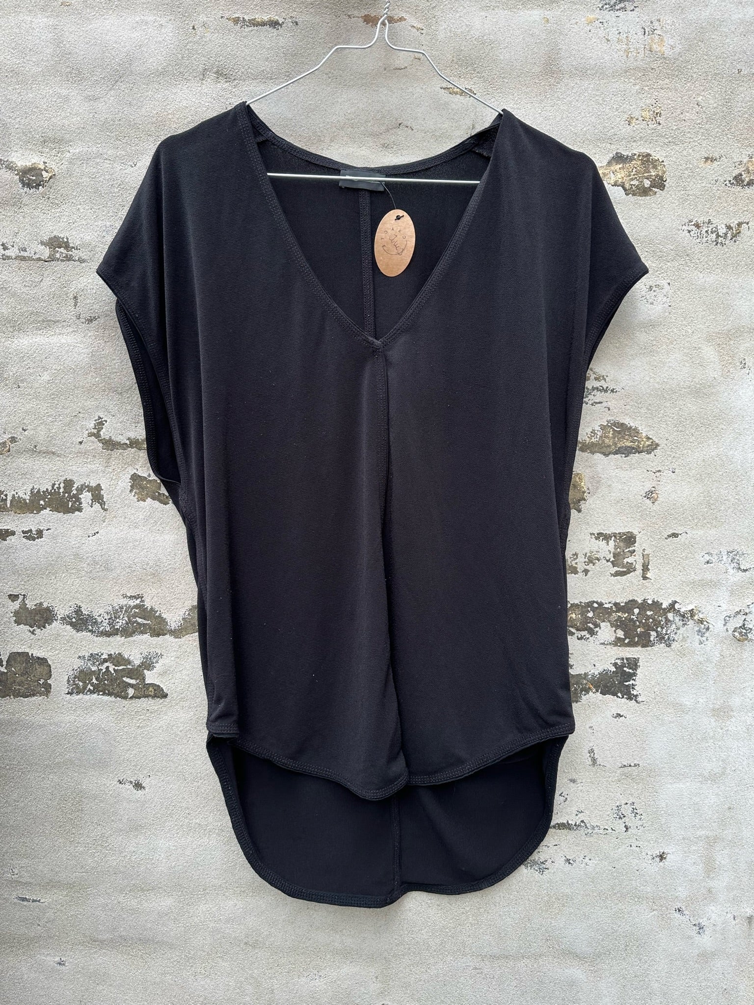 By Malene Birger top sort væg