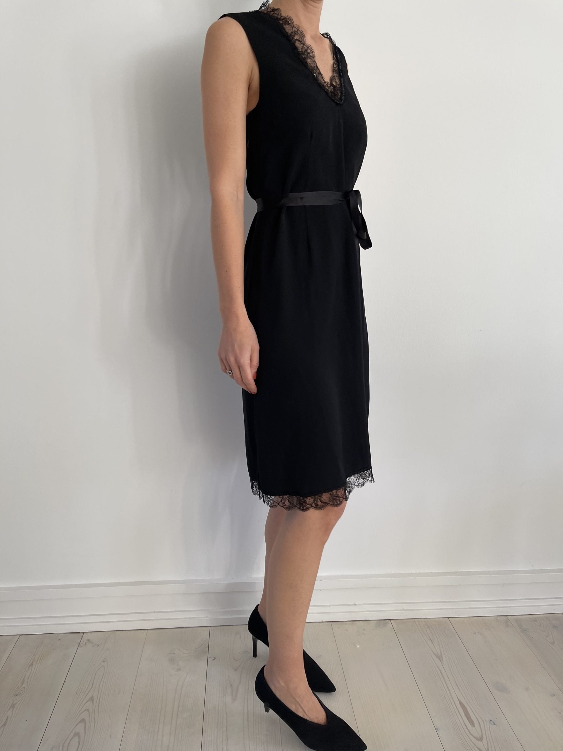 Julie Fagerholt / Heartmade kjole sort på model side