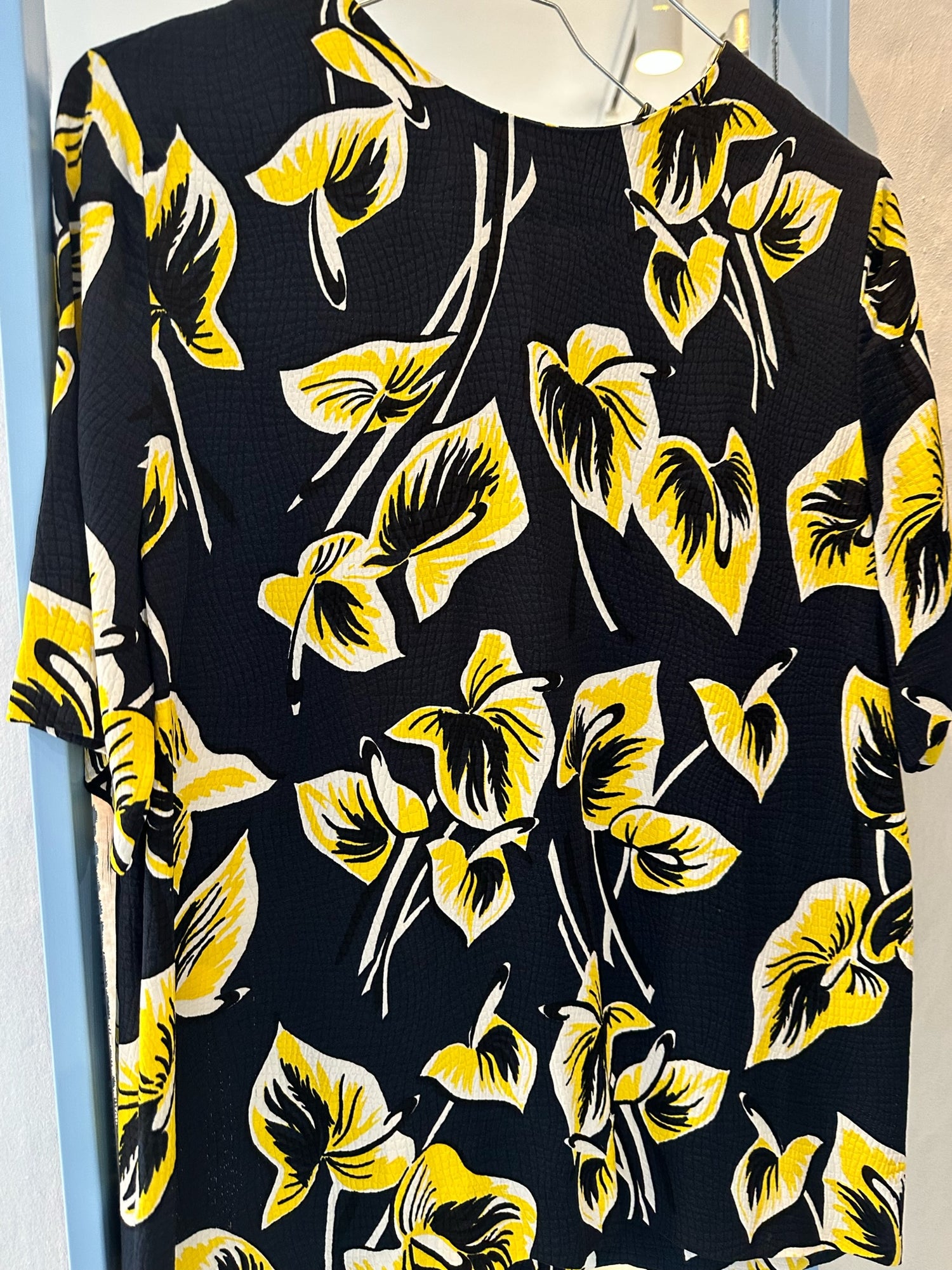 Marni t-shirt sort med gule blomster/blade forfra tæt på