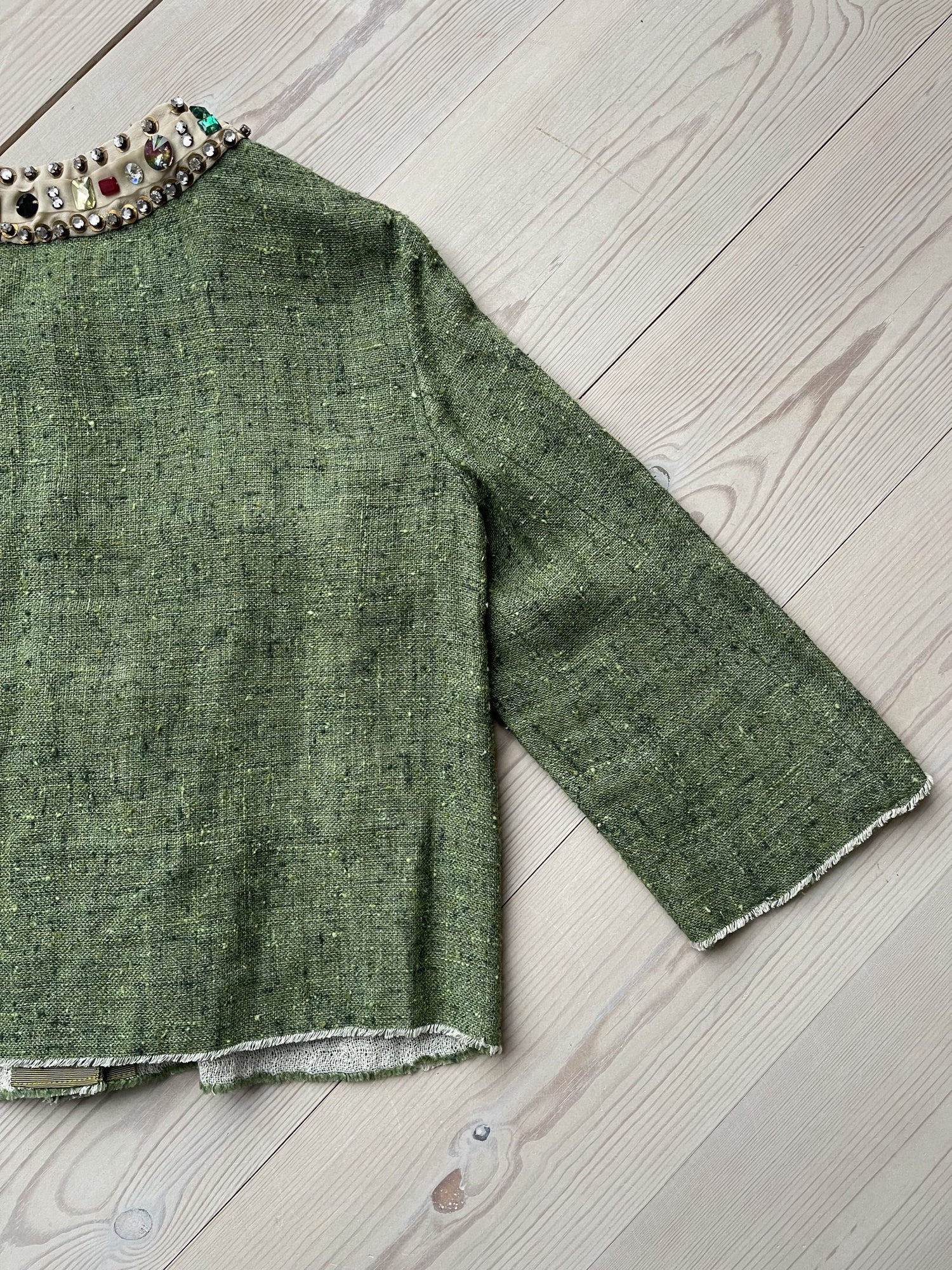 Semi Couture Jakke grøn med perler bagfra tæt på
