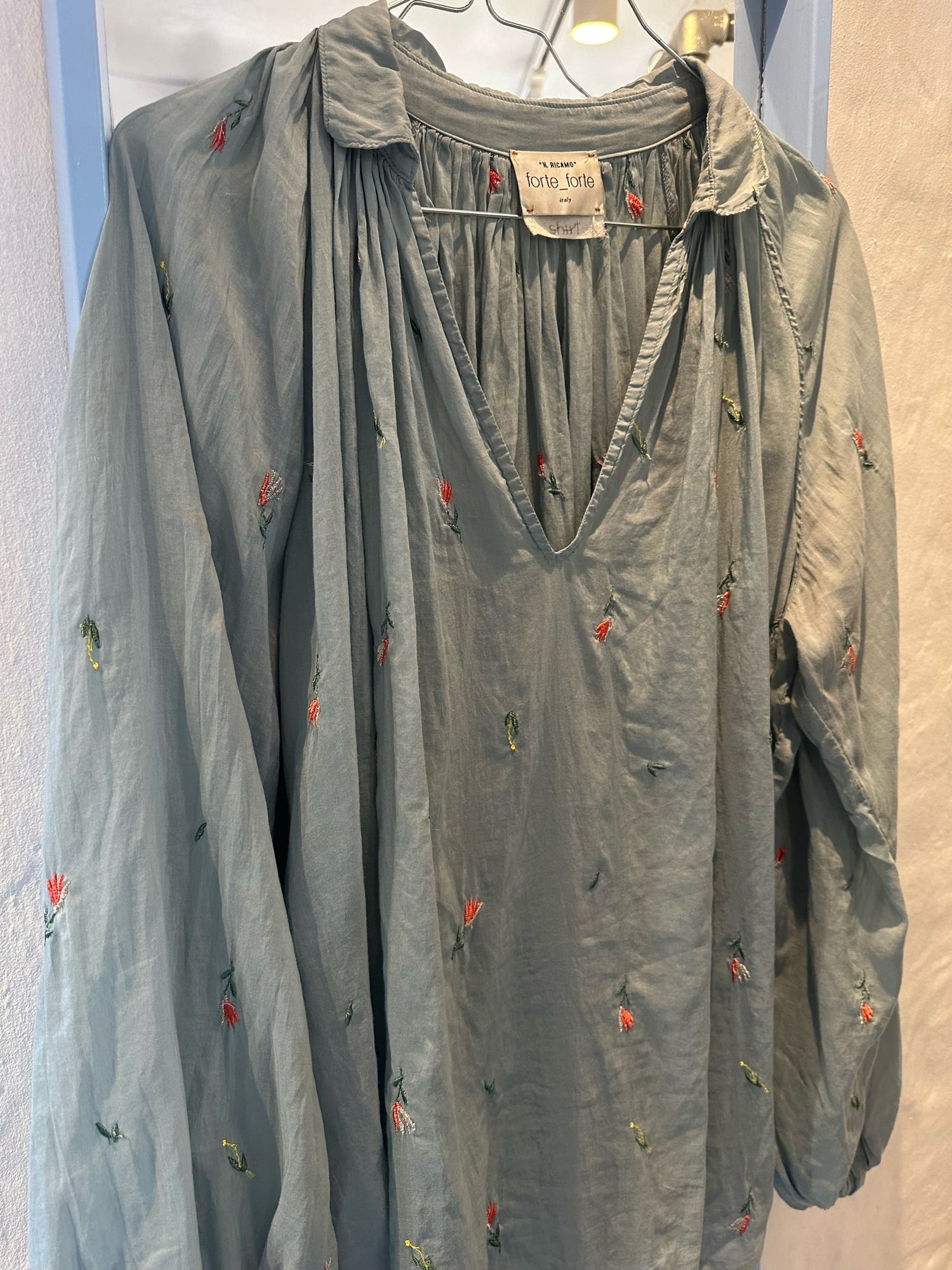 Forte Forte bluse blå med blomster forfra tæt på