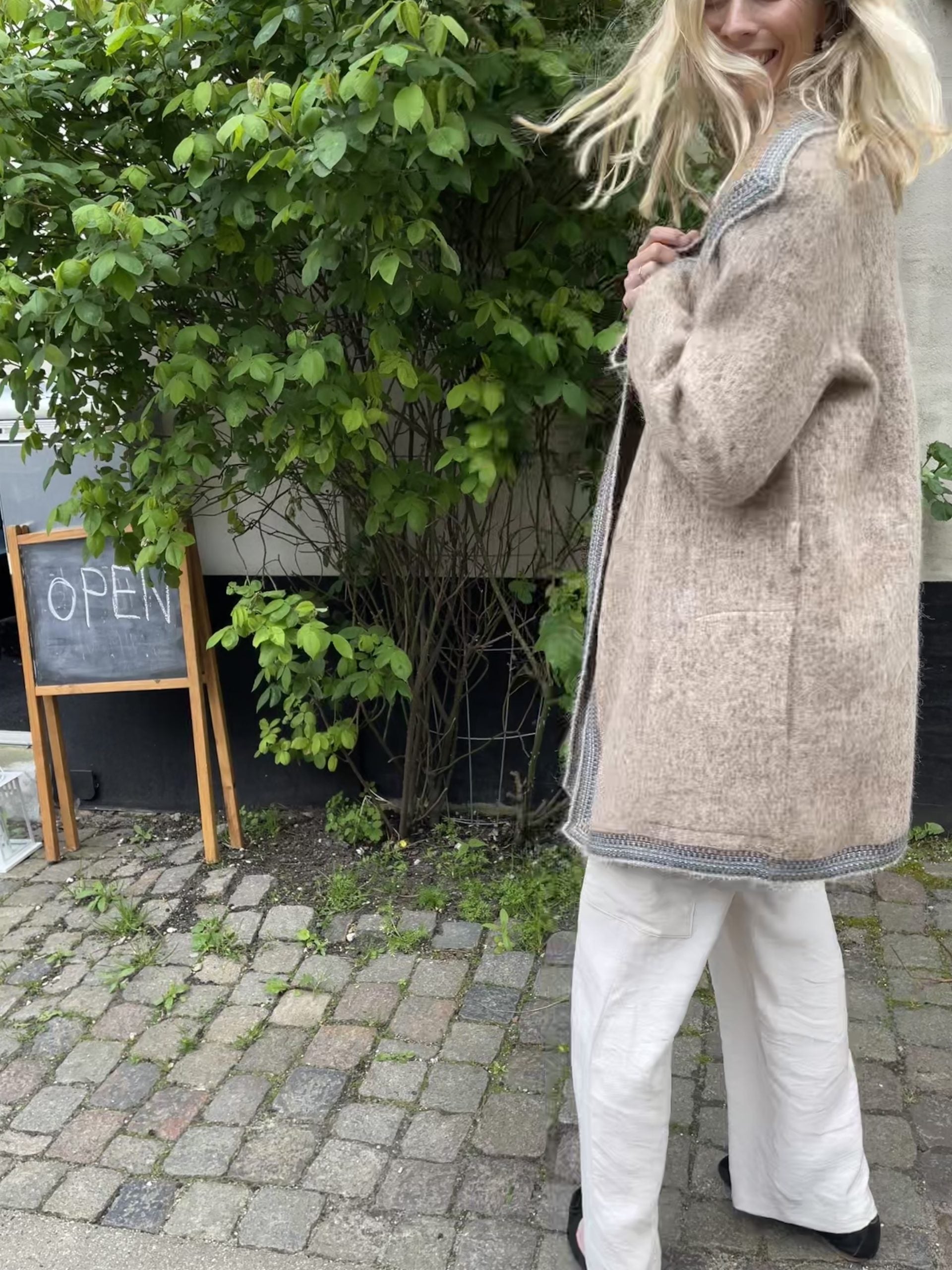 chanel jakke beige uld på model side