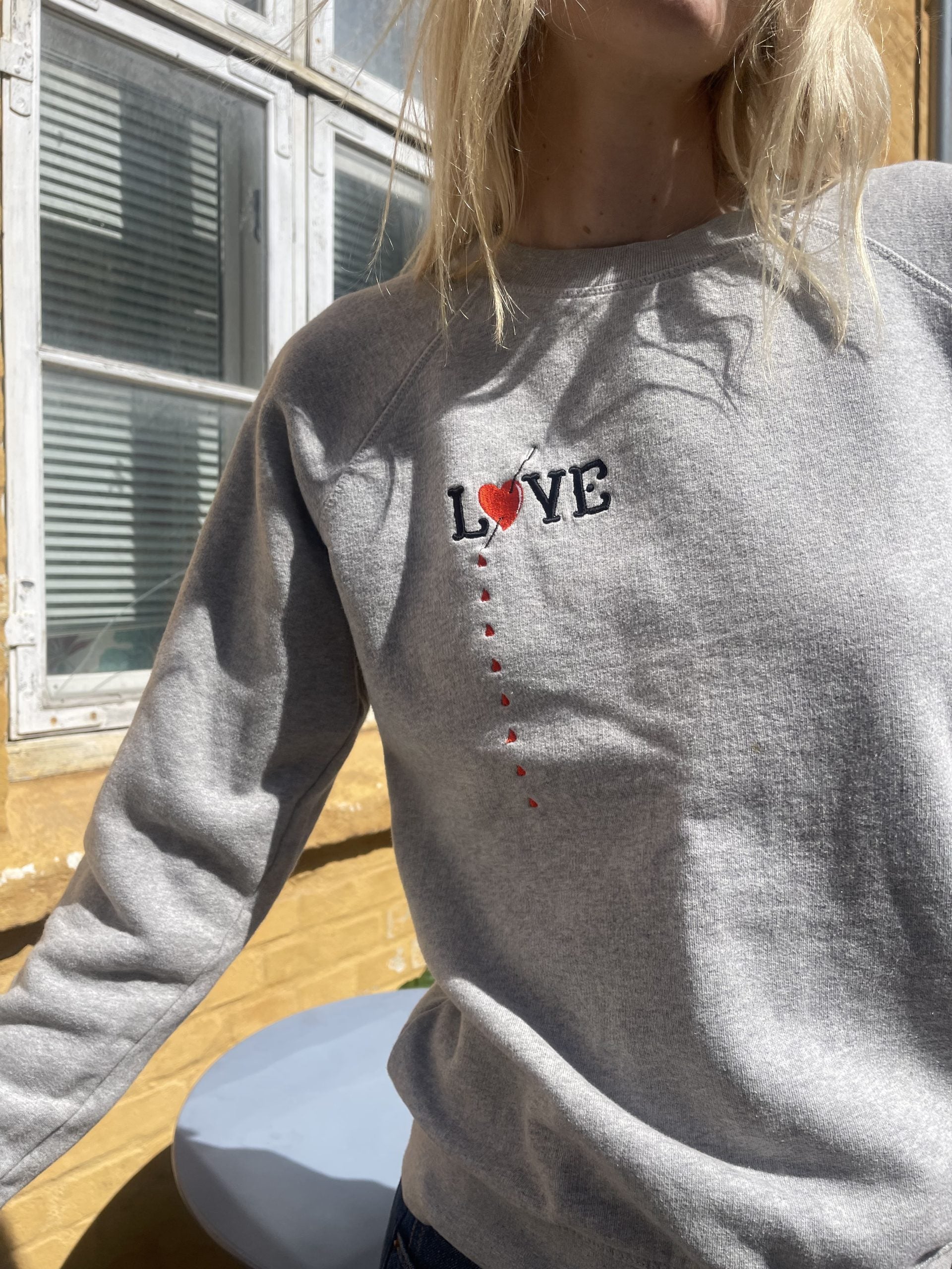 Ganni sweatshirt grå på model forfra tæt på