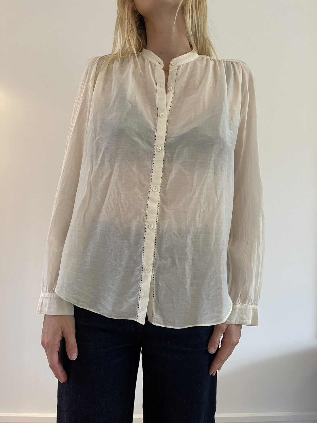 Skjorte fra ukendt brand råhvid på model forfra